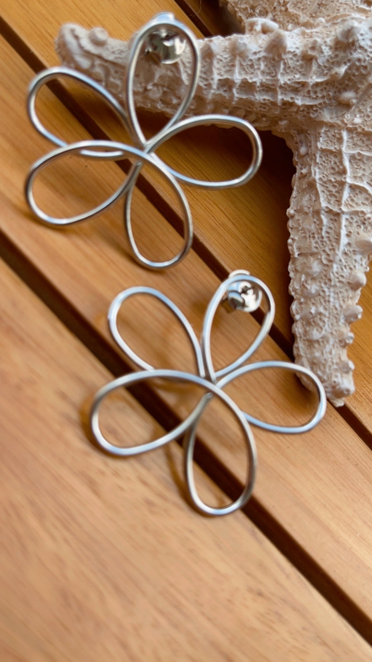 Brinco flora aramis níquel