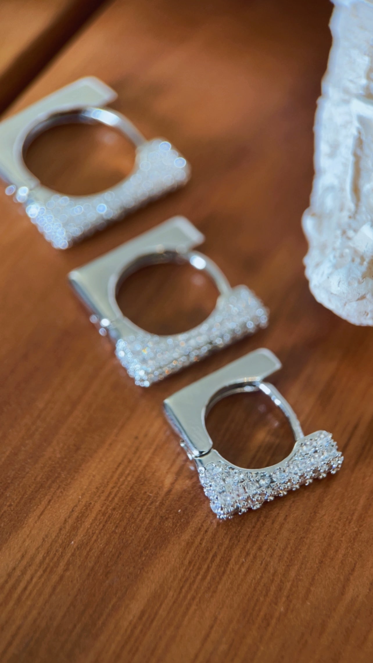 Brinco argola quadrada cravejada níquel