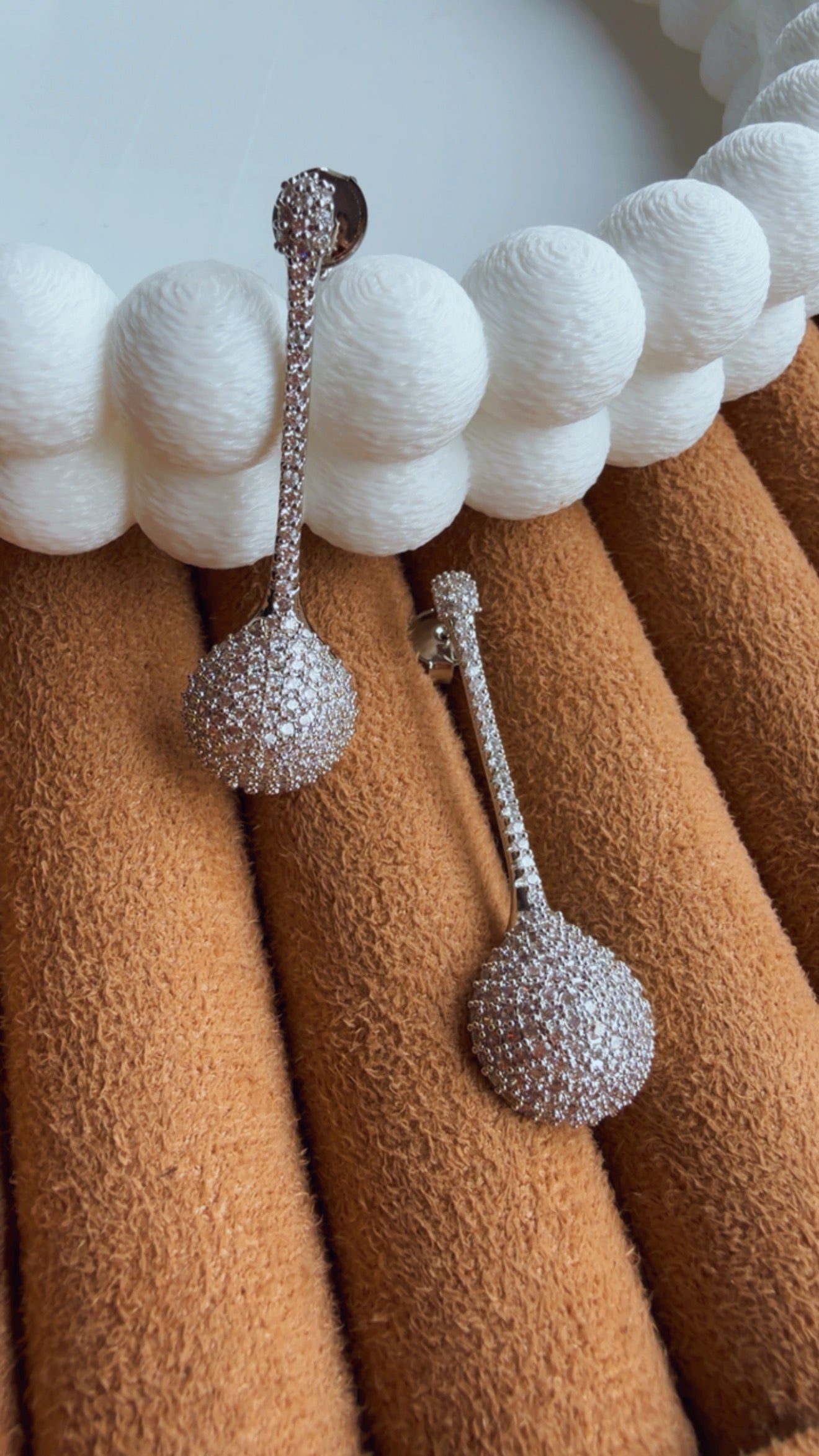 Brinco pingo cravejado niquel