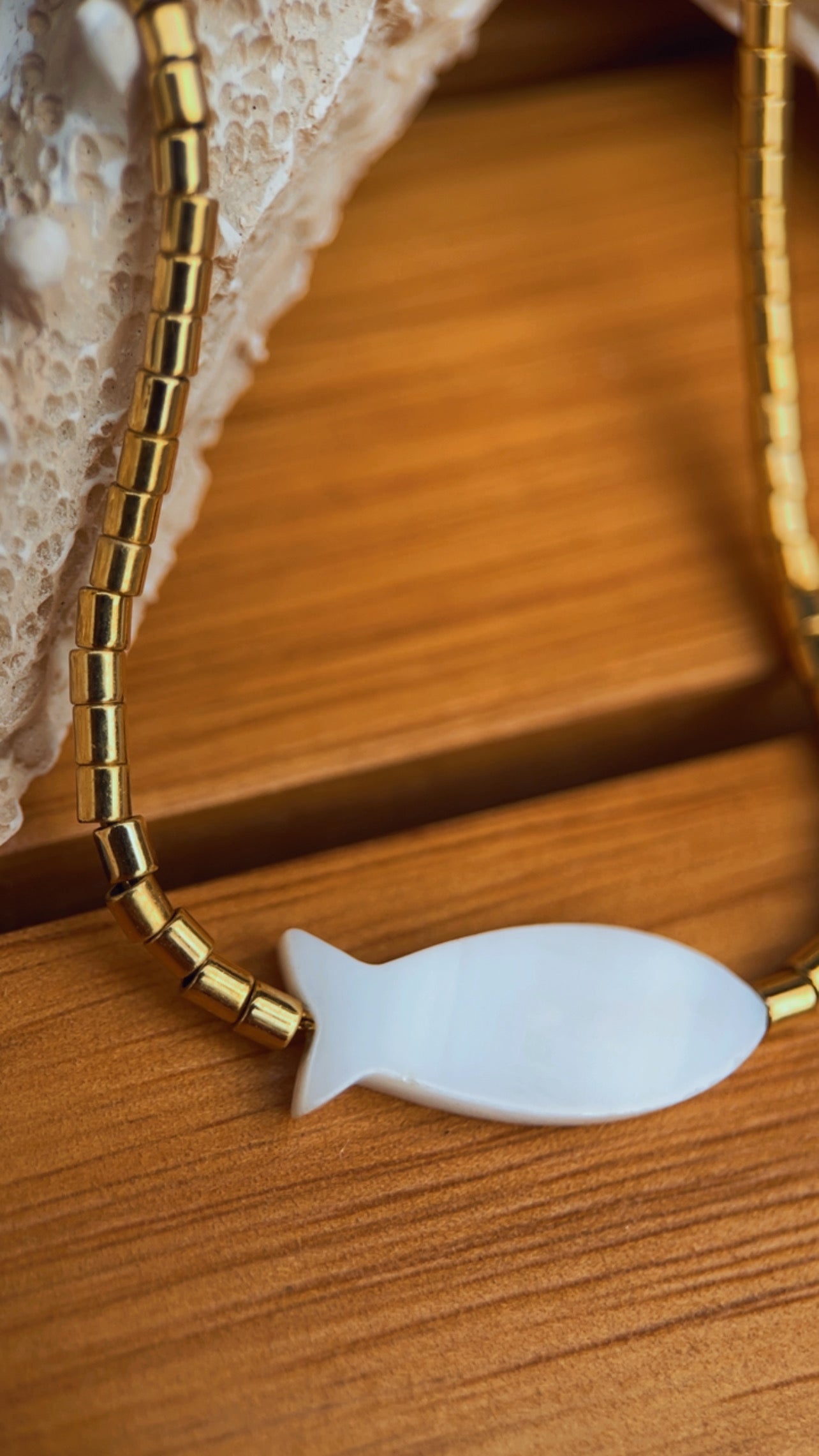 Pulseira peixe madre pérola canutilho