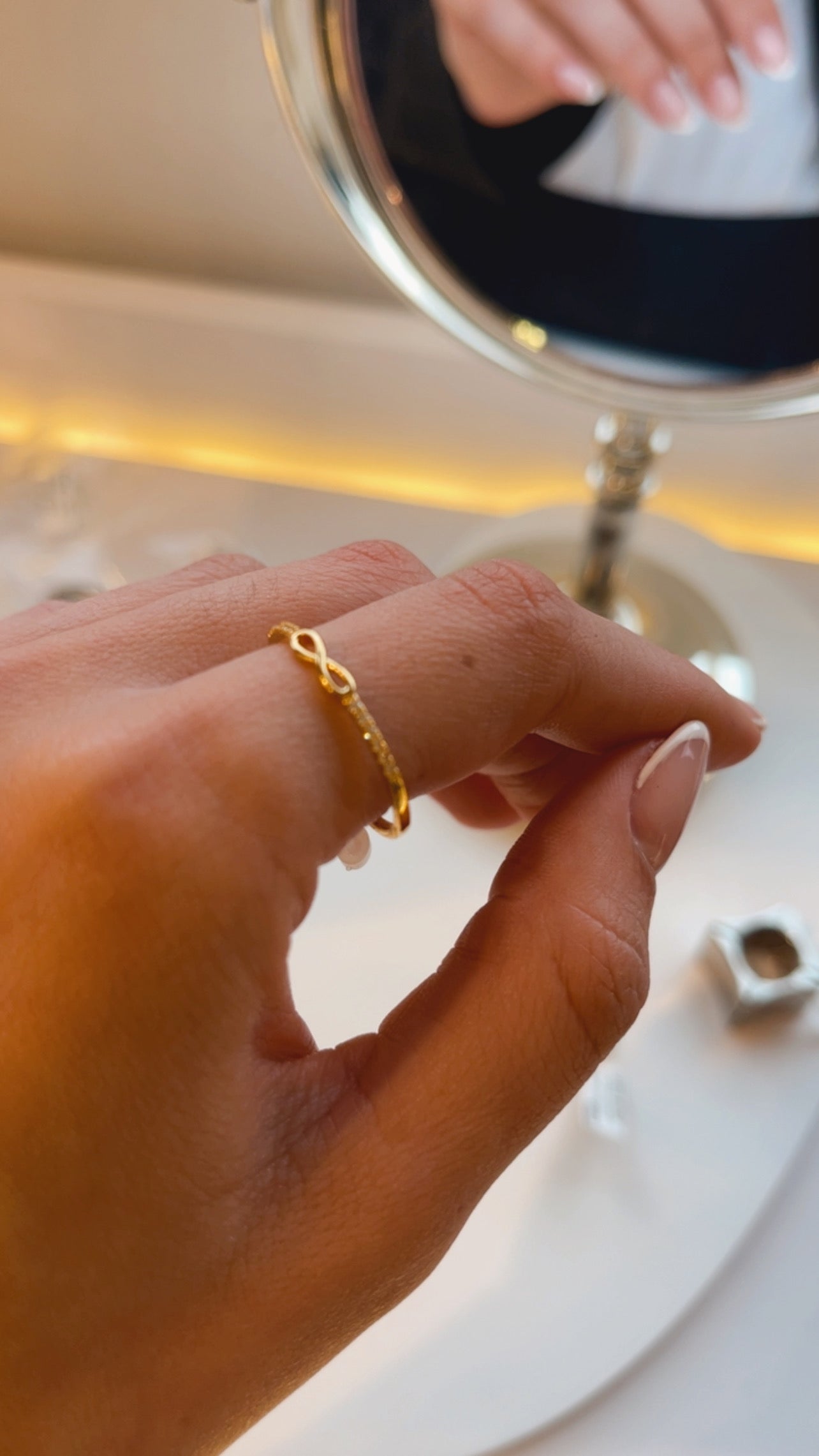 Anel infinito cravejado