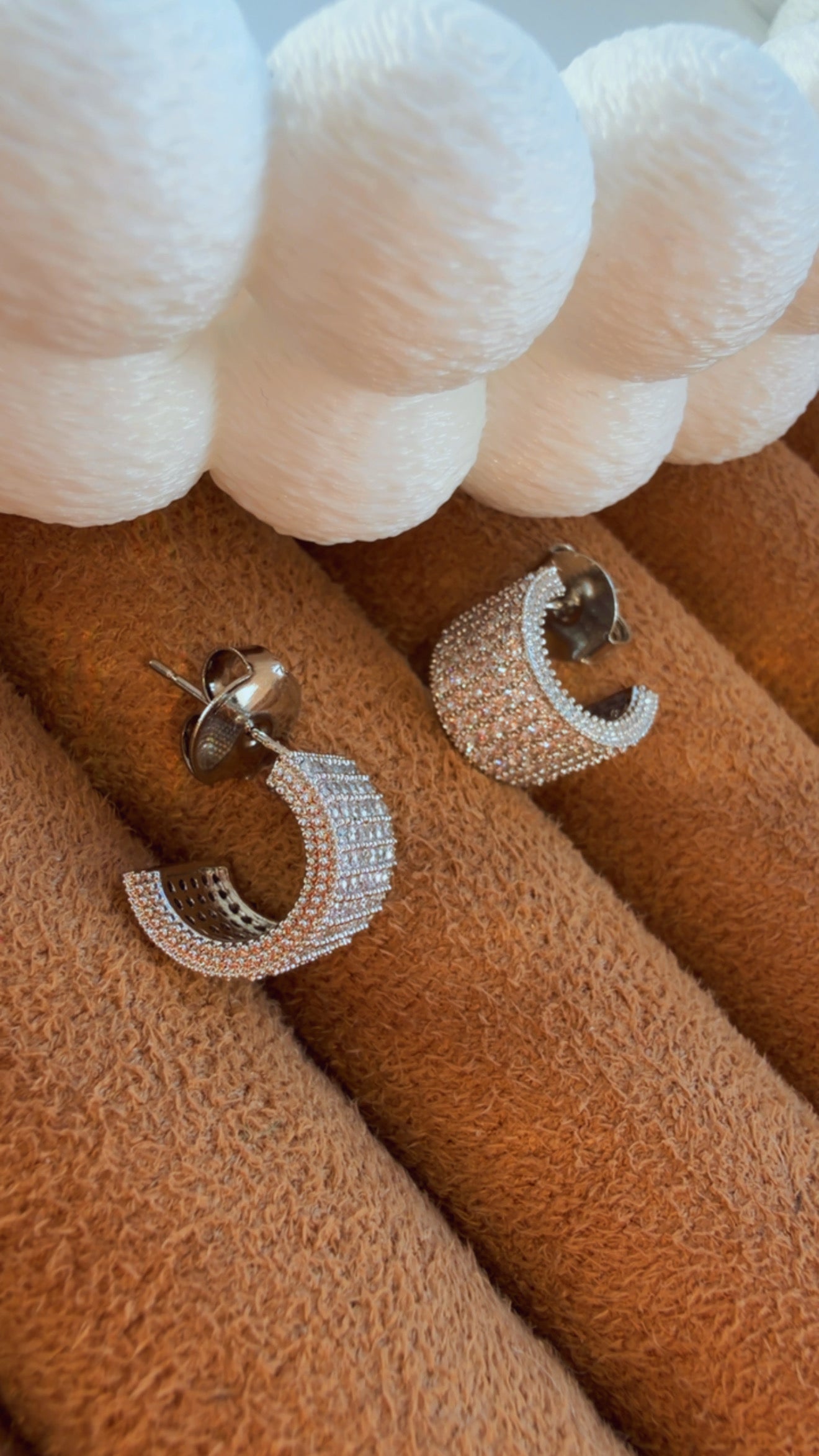 Brinco argola cravejado meia lua niquel