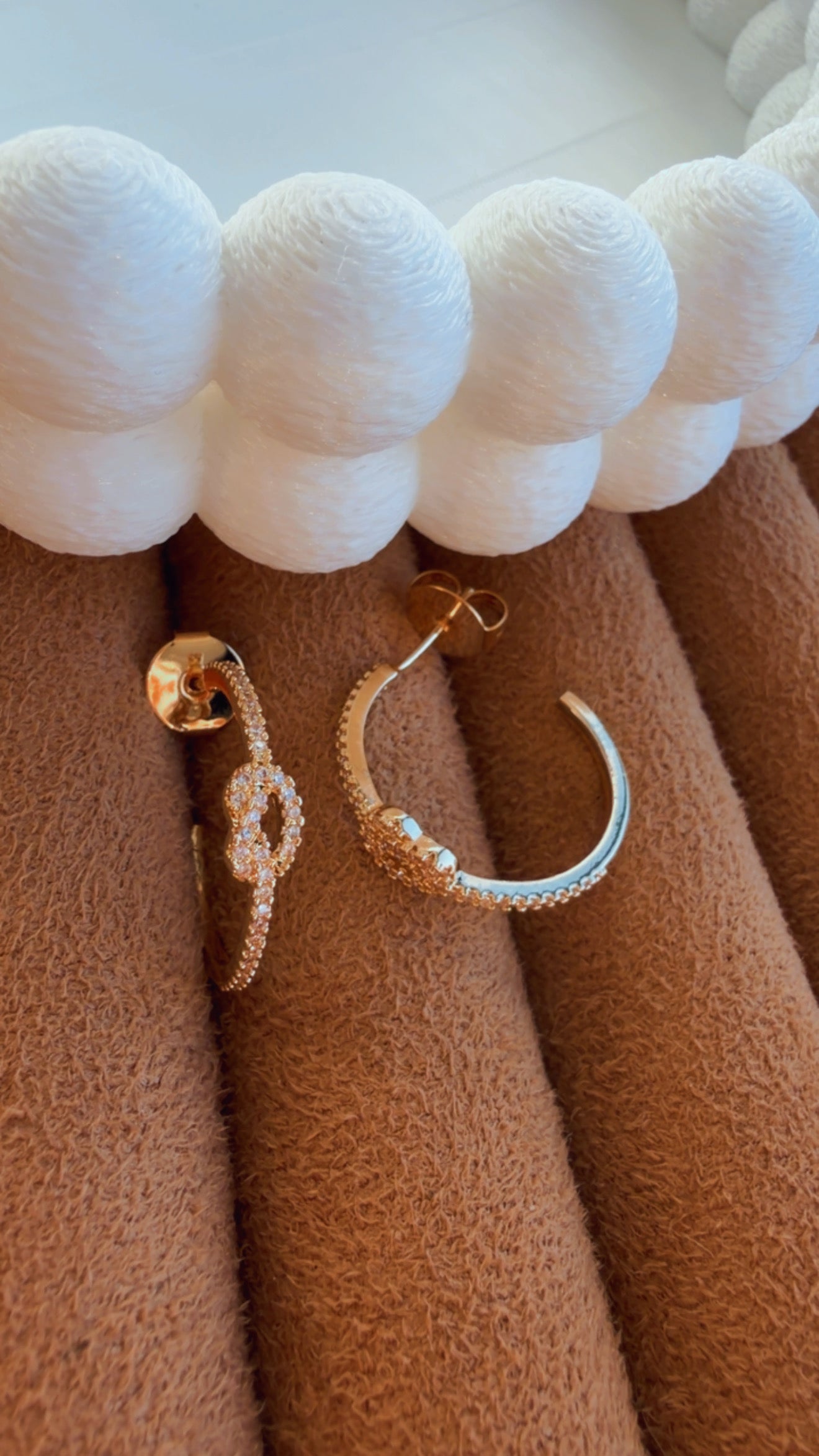 Brinco argola nó M cravejado