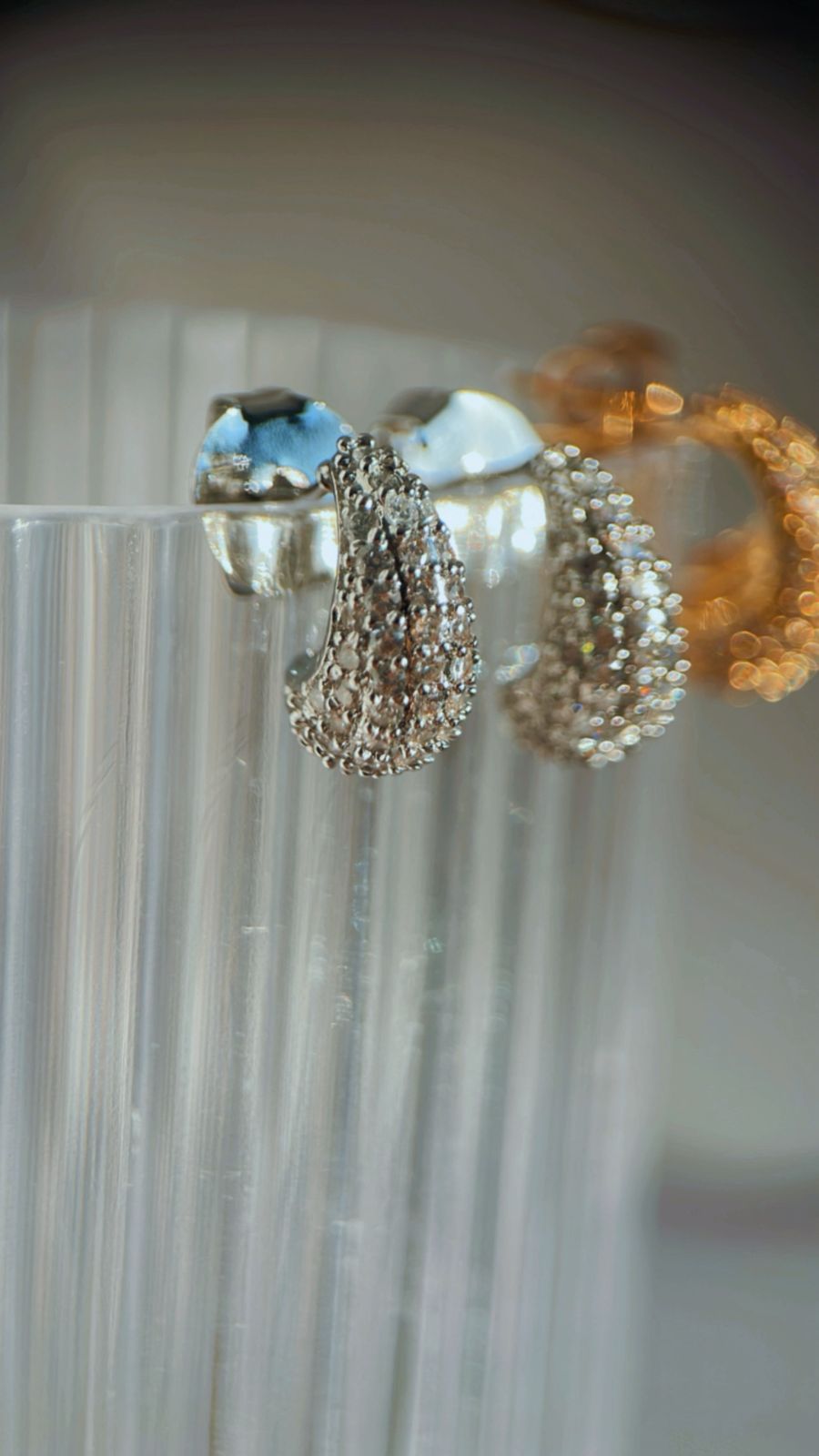 Brinco gota pequena cravejado níquel