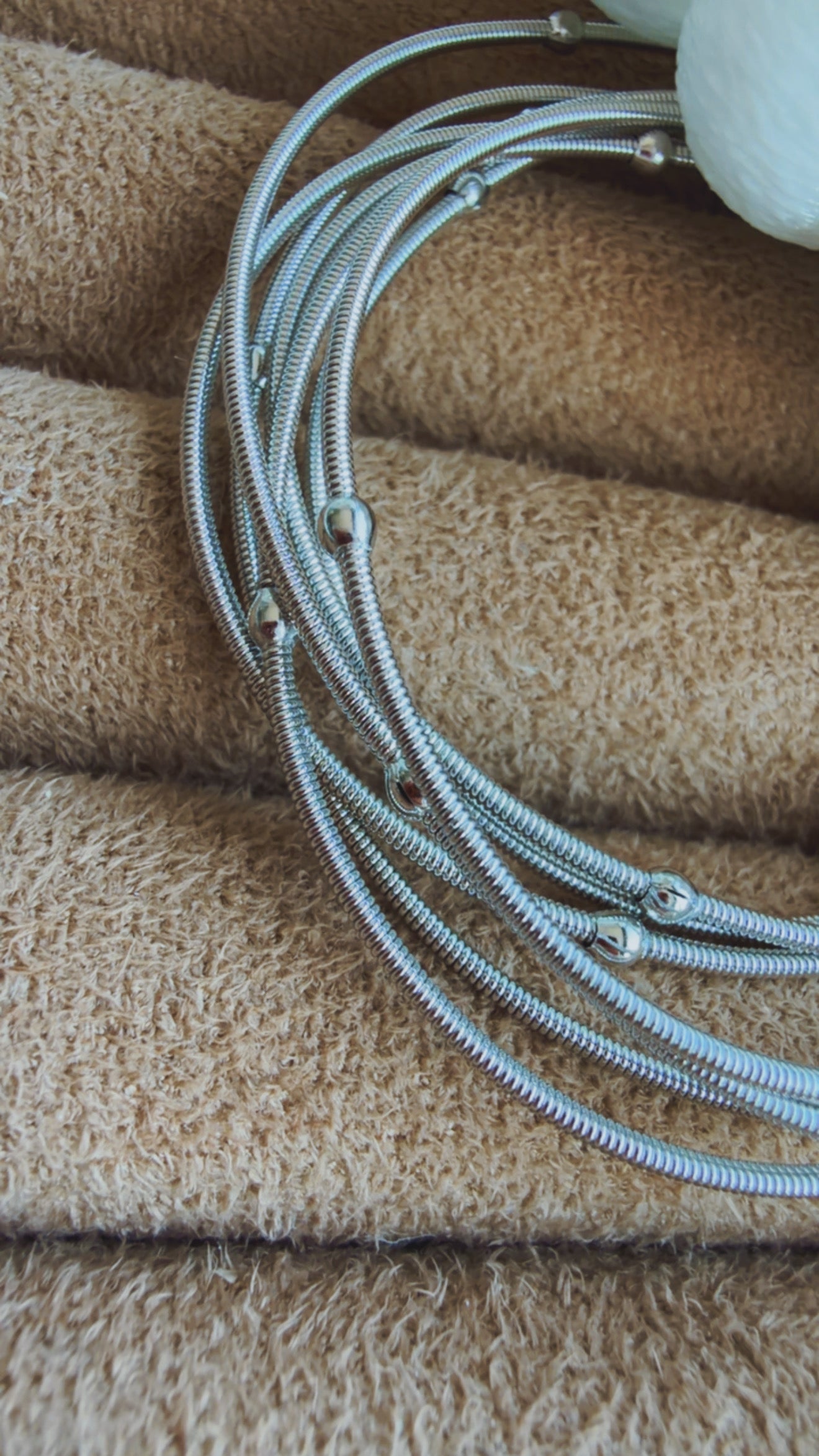 Pulseira string bolinhas ródio branco