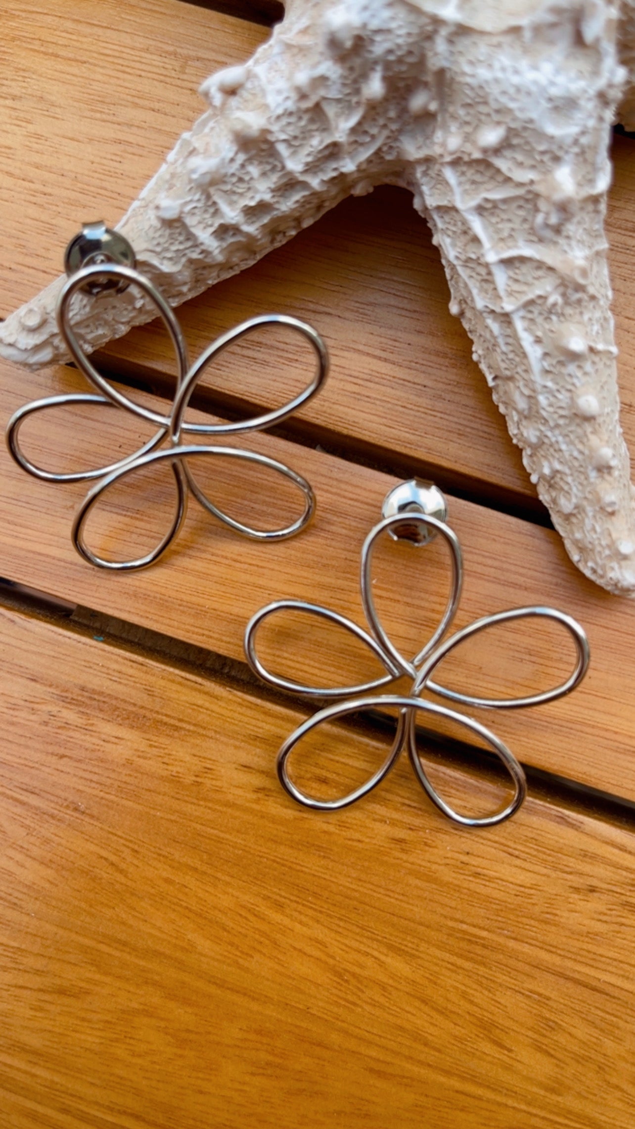 Brinco flora aramis níquel