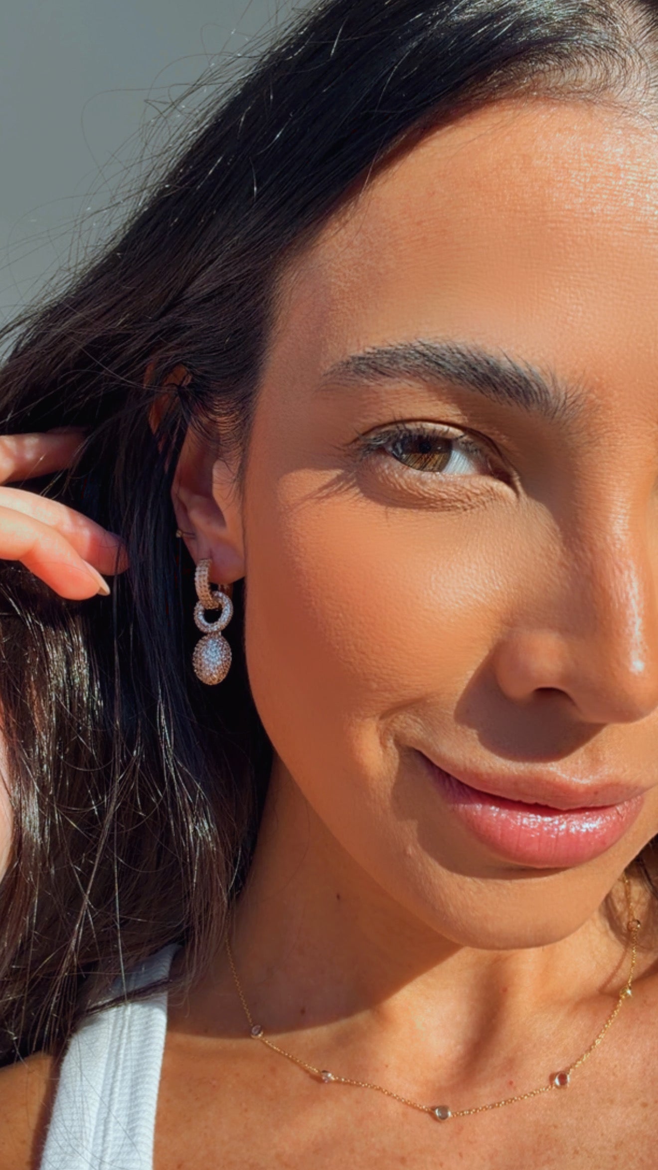 Brinco pendente beans cravejado