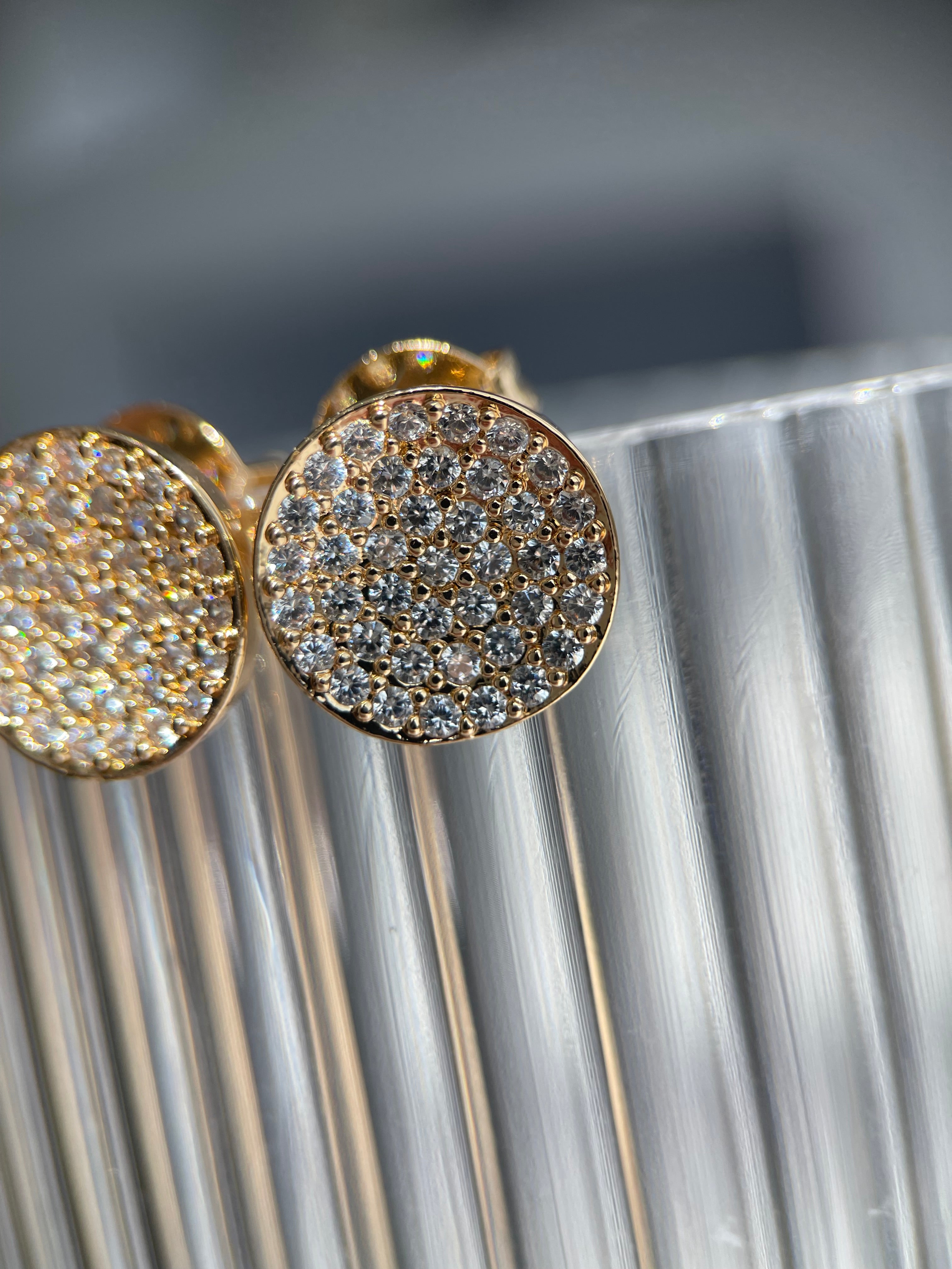 Brinco plate cravejado pequeno