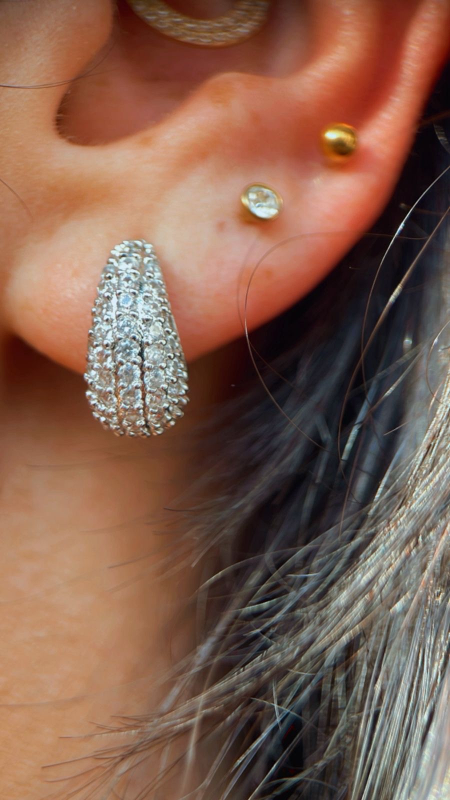 Brinco gota pequena cravejado níquel