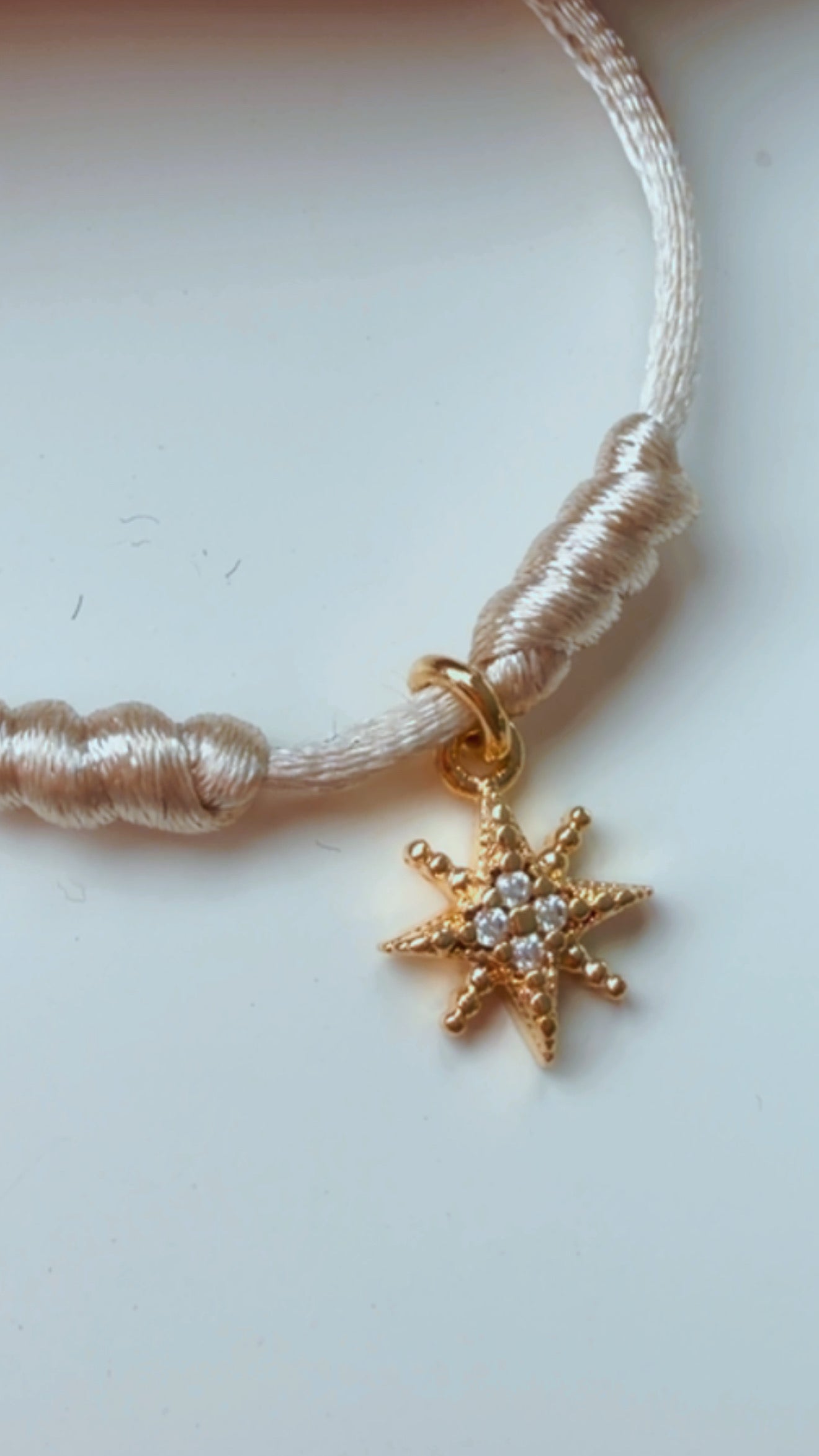 Pulseira off fio seda pingente stella