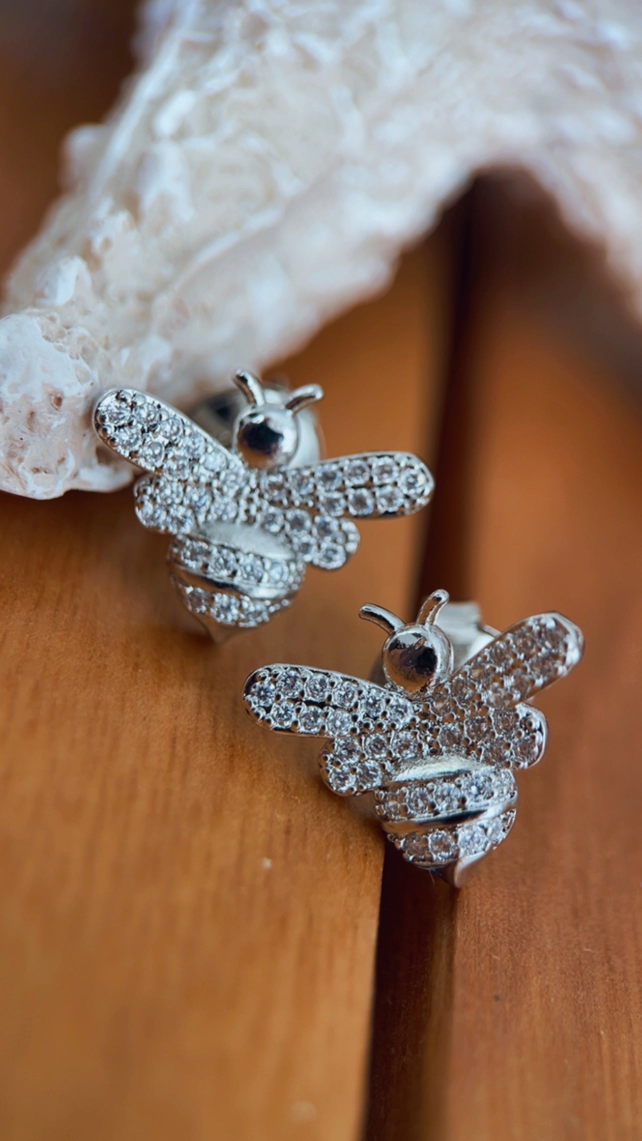 Brinco abelha cravejado níquel