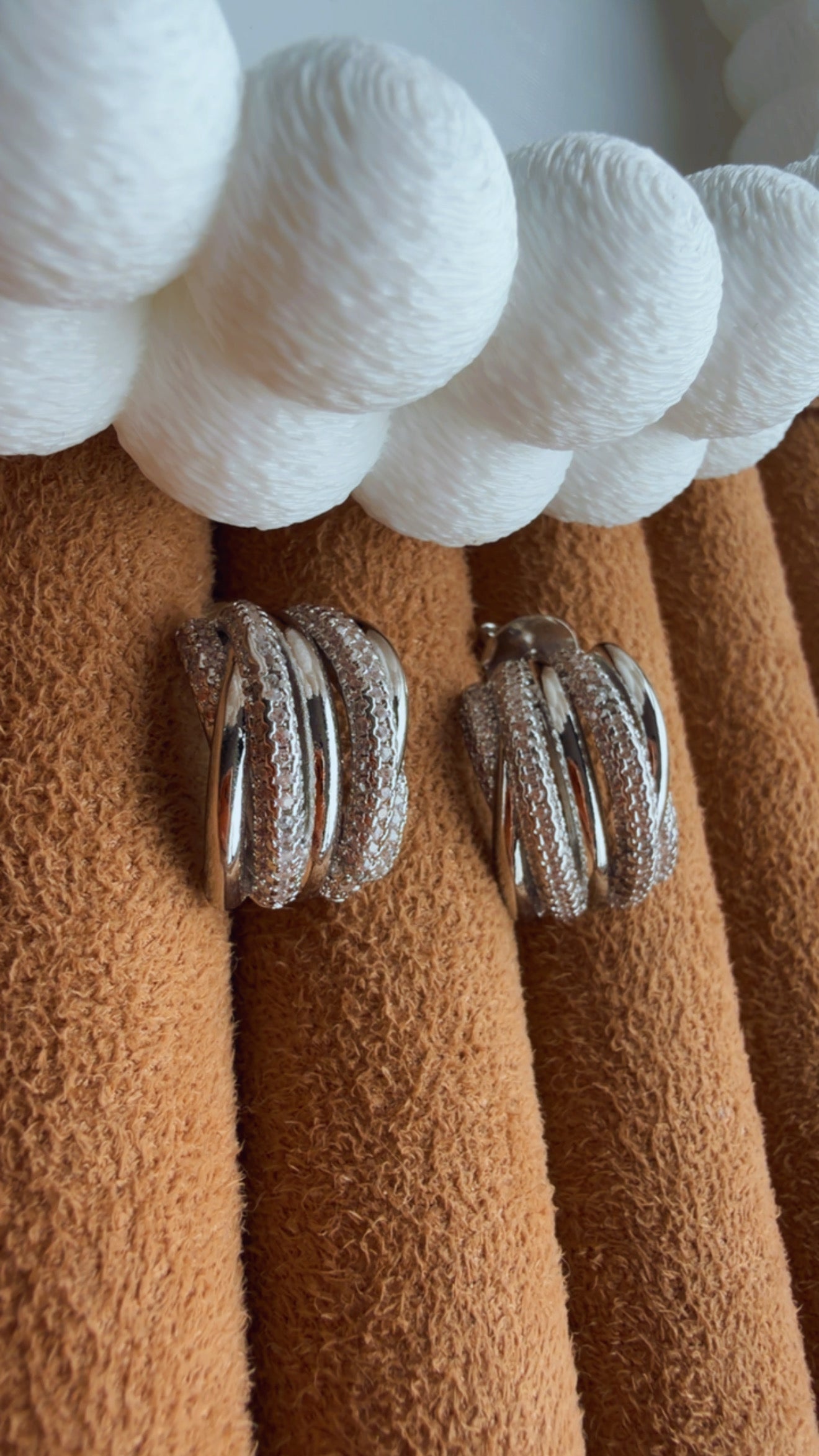 Brinco argola entrelaçada cravejada niquel