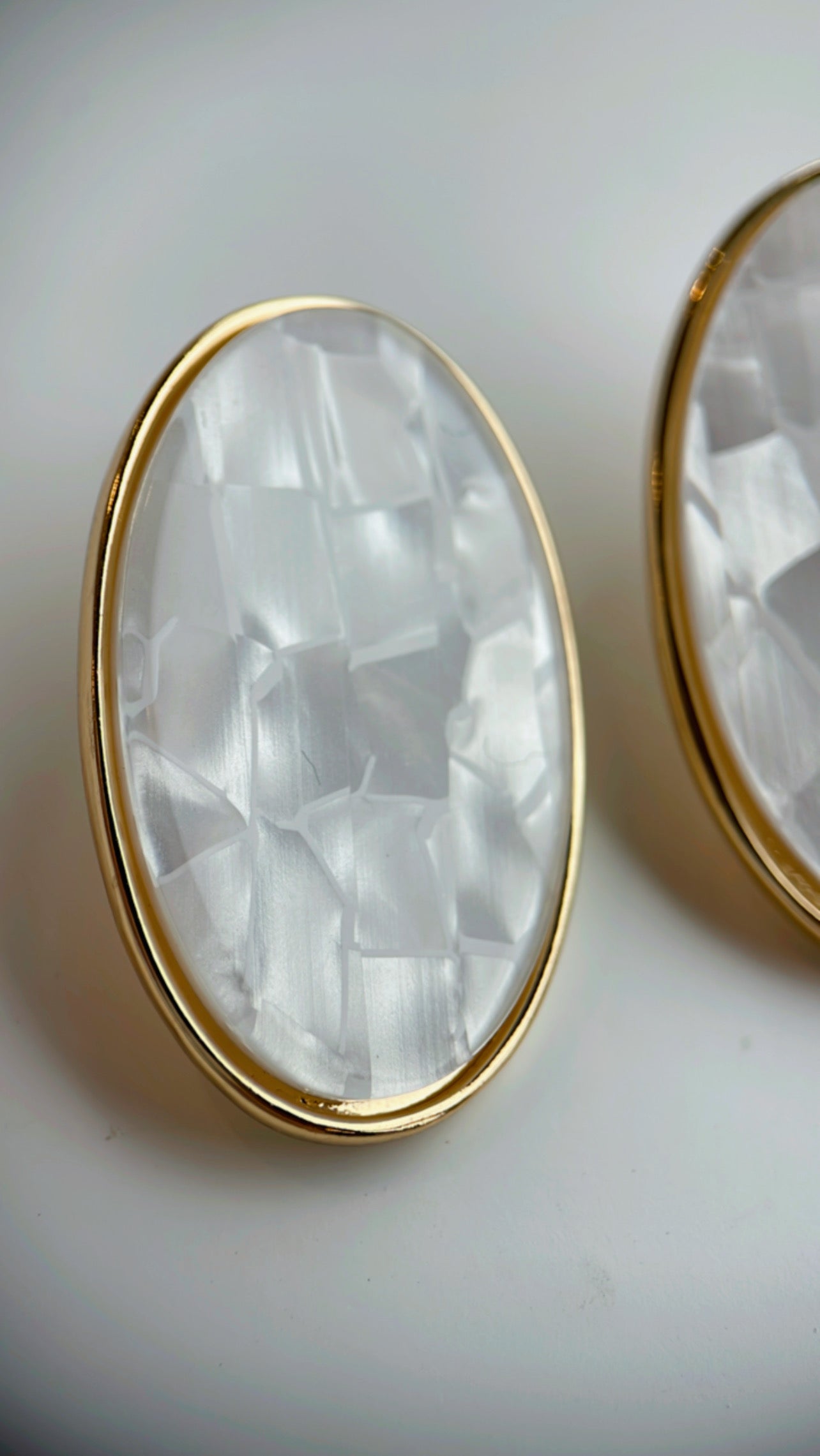 Brinco oval madre pérola
