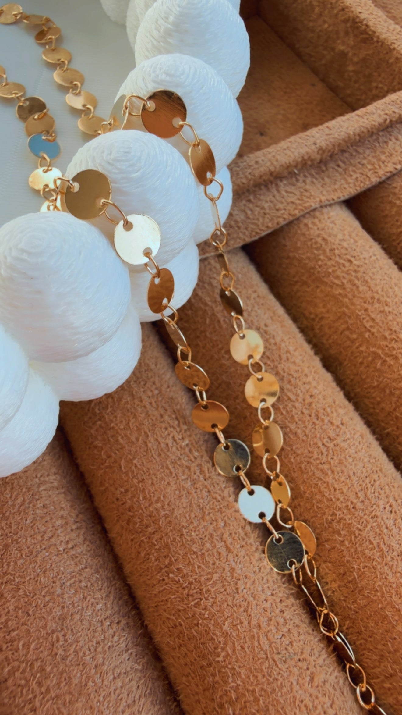 Colar gravatinha paete