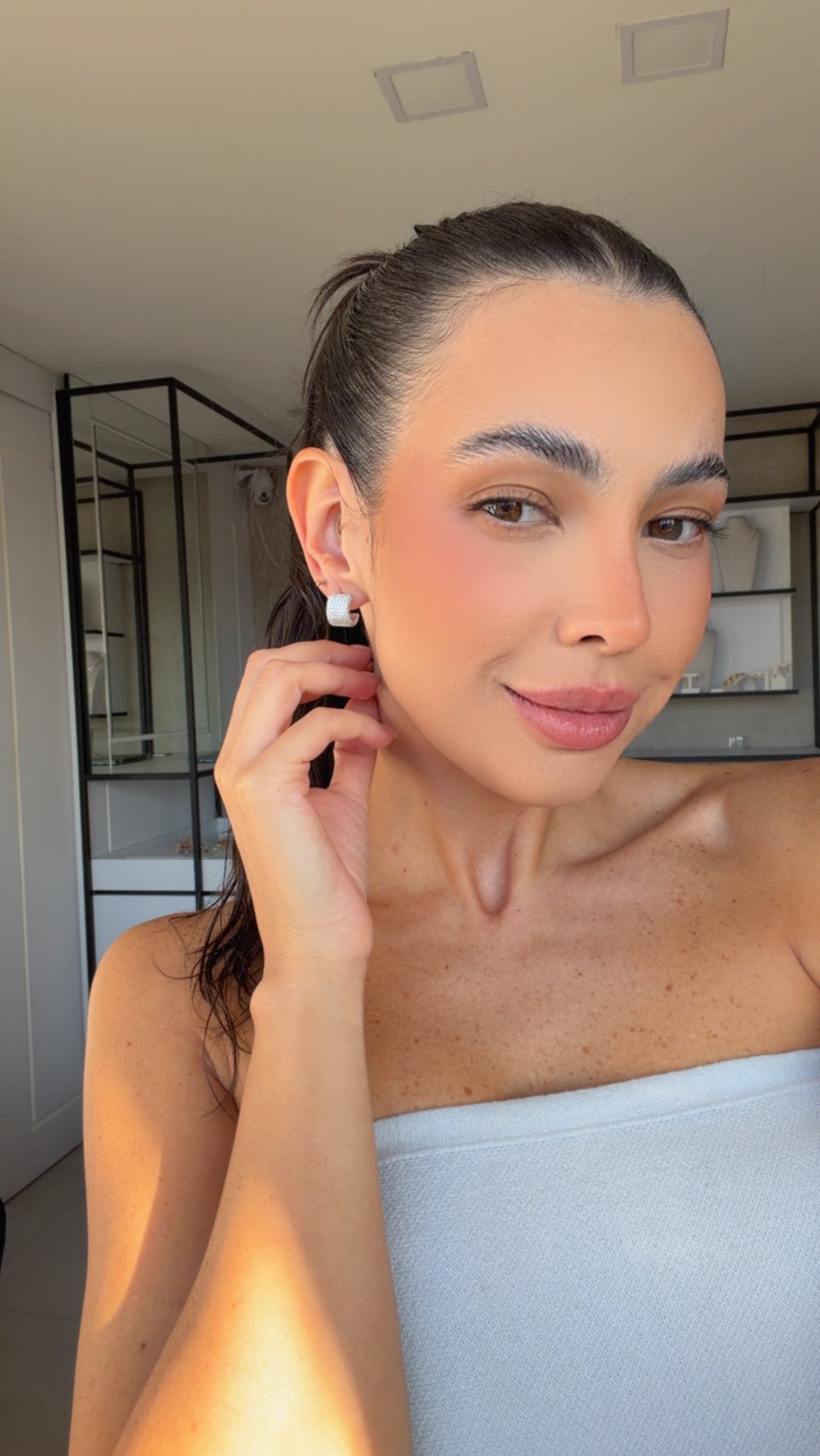 Brinco argola cravejado meia lua niquel