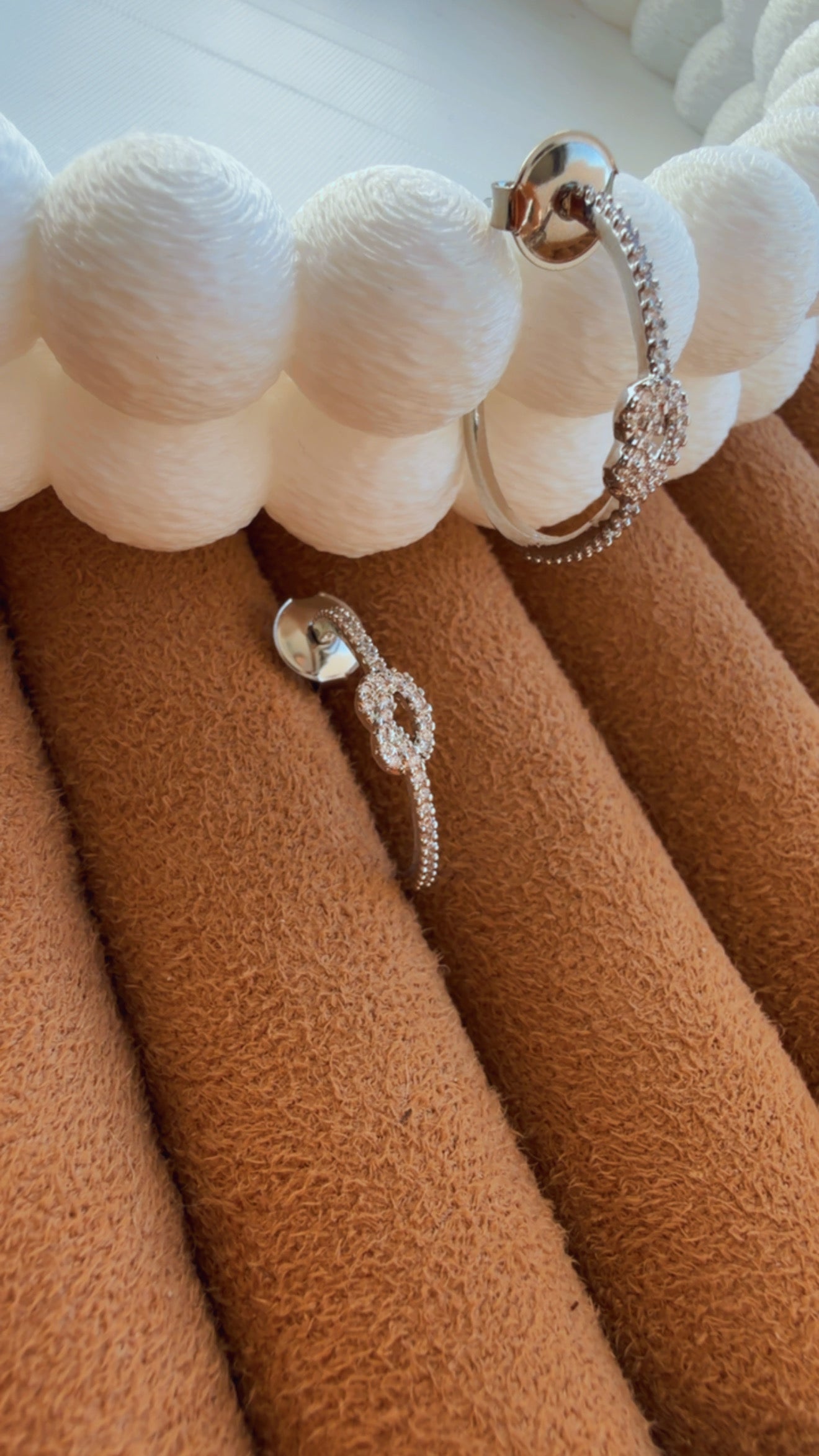 Brinco  argola M nó cravejado niquel