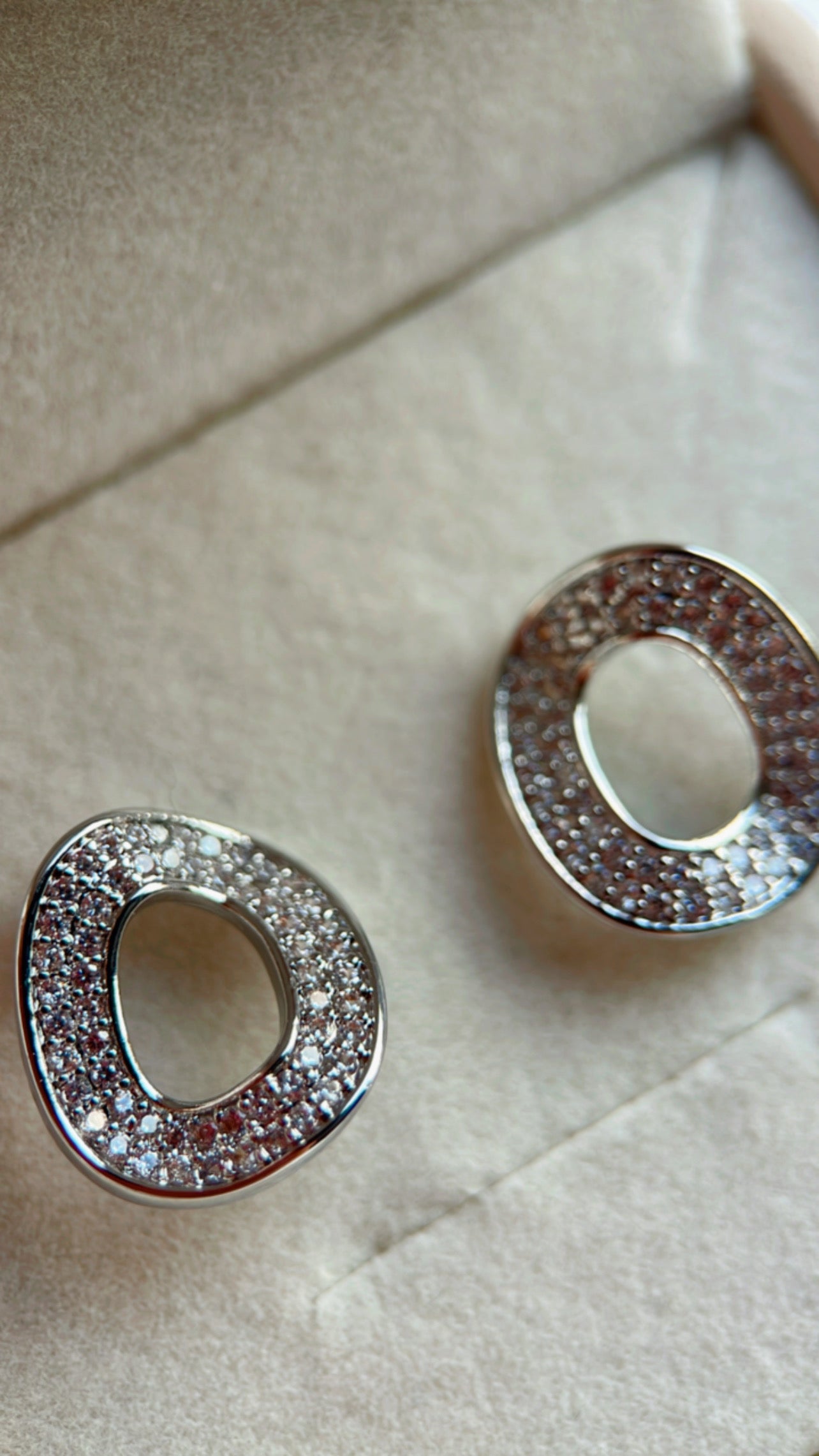 Brinco elo cravejado níquel