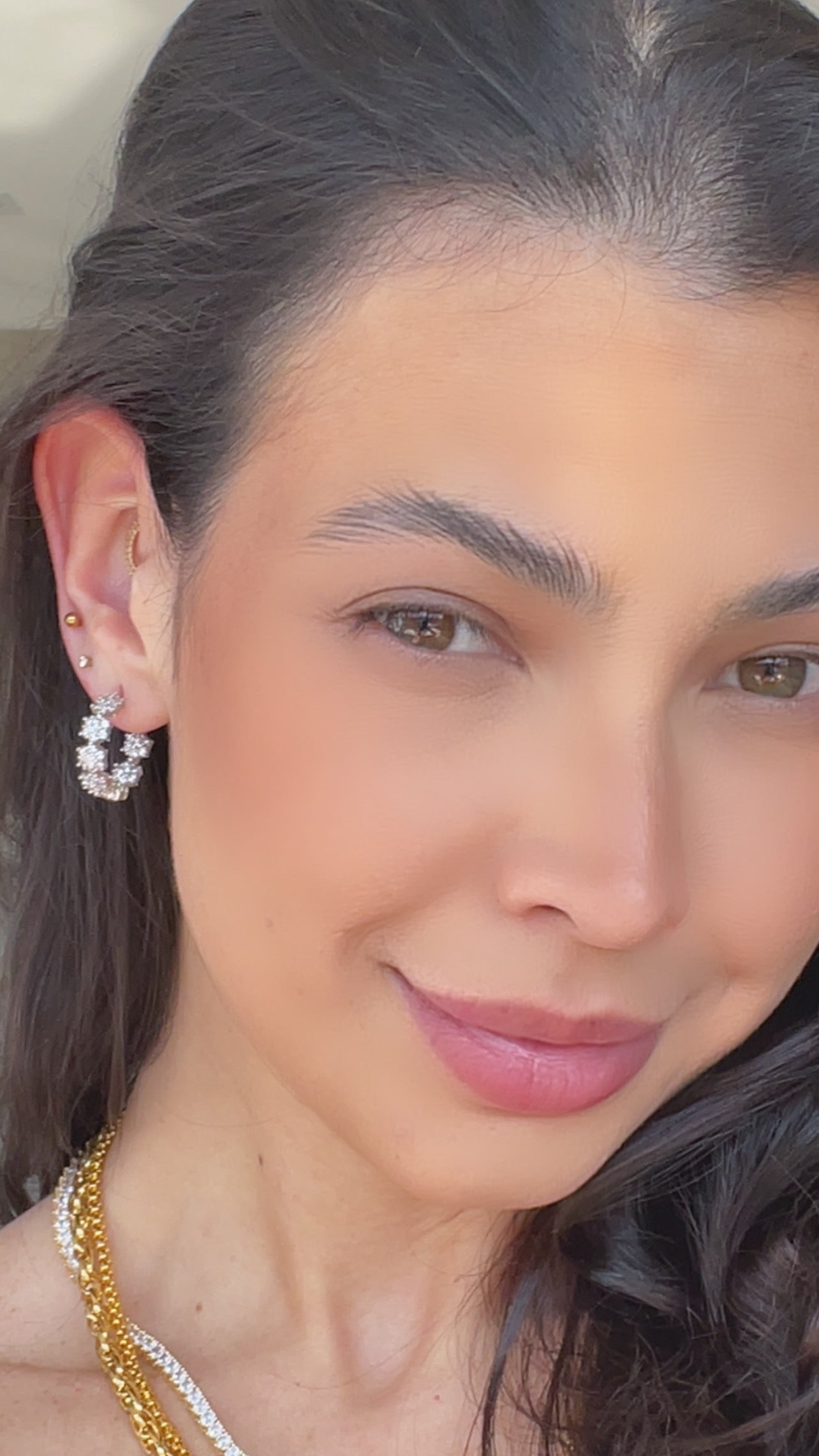 Brinco new flower cravejado ródio