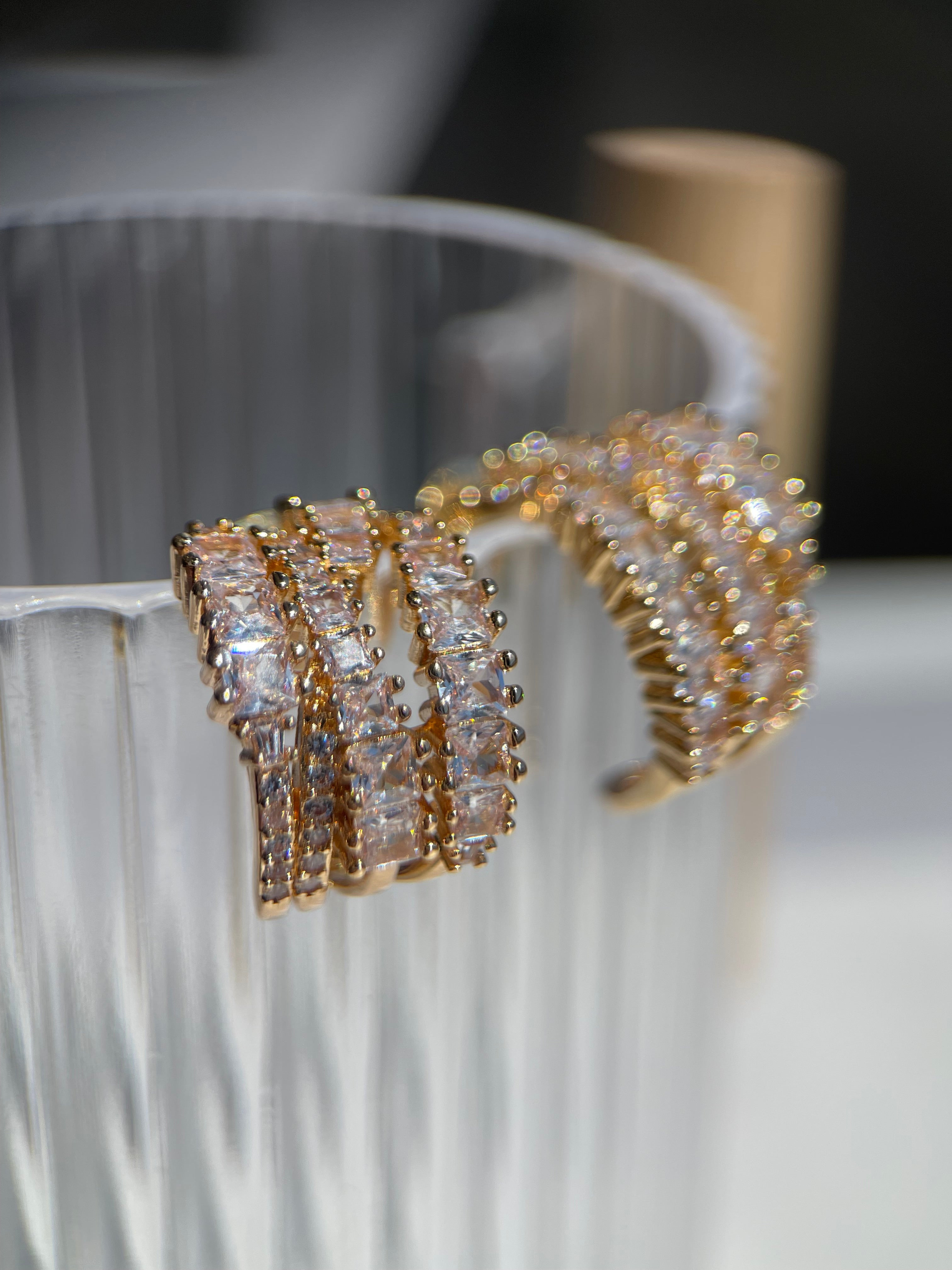 Brinco argola tripla cravejada