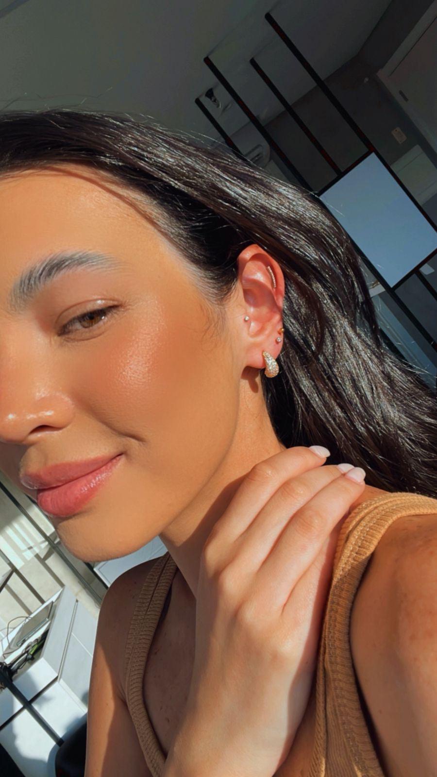 Brinco gota pequena cravejado