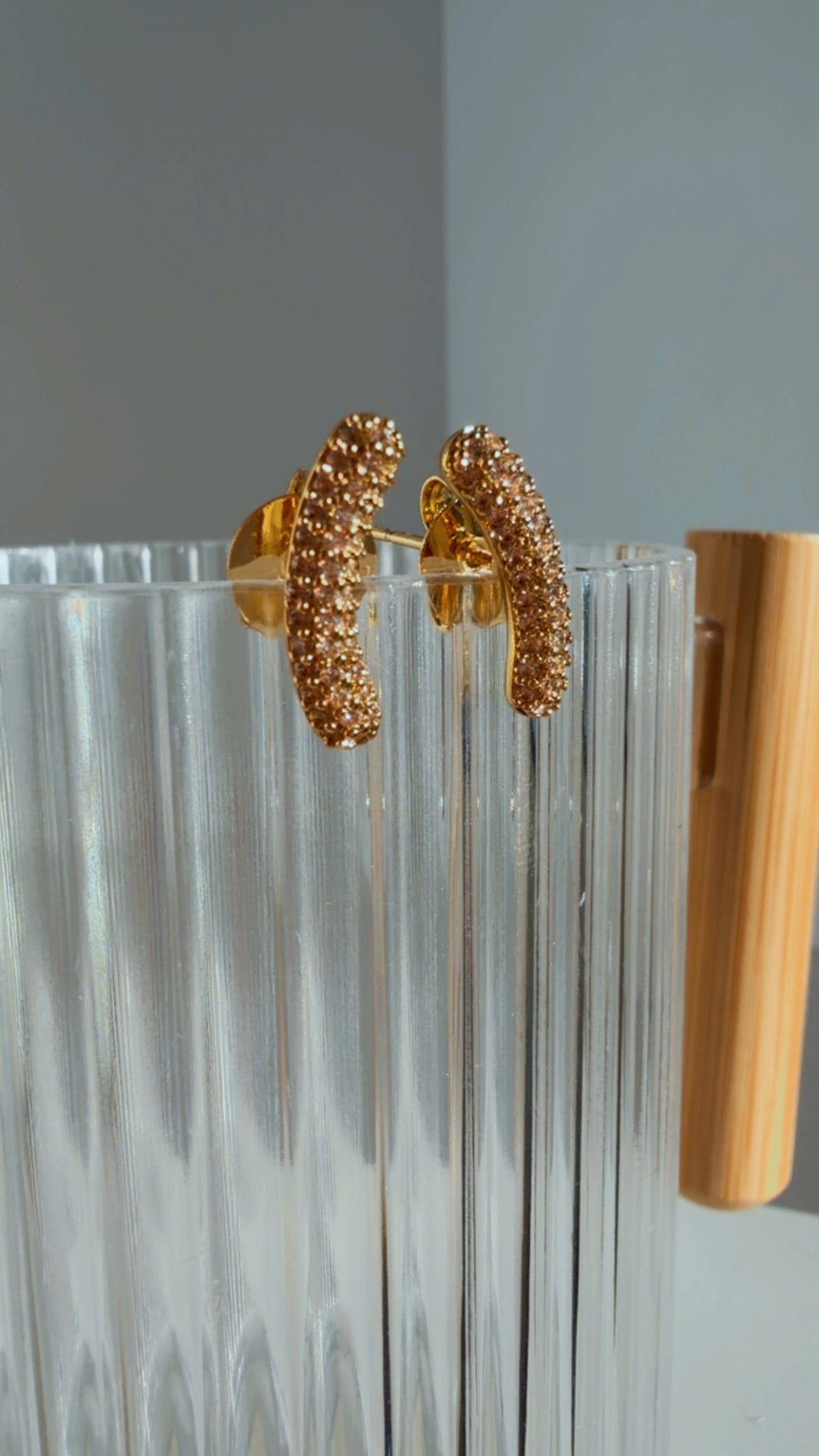 Brinco mini barrete cravejado