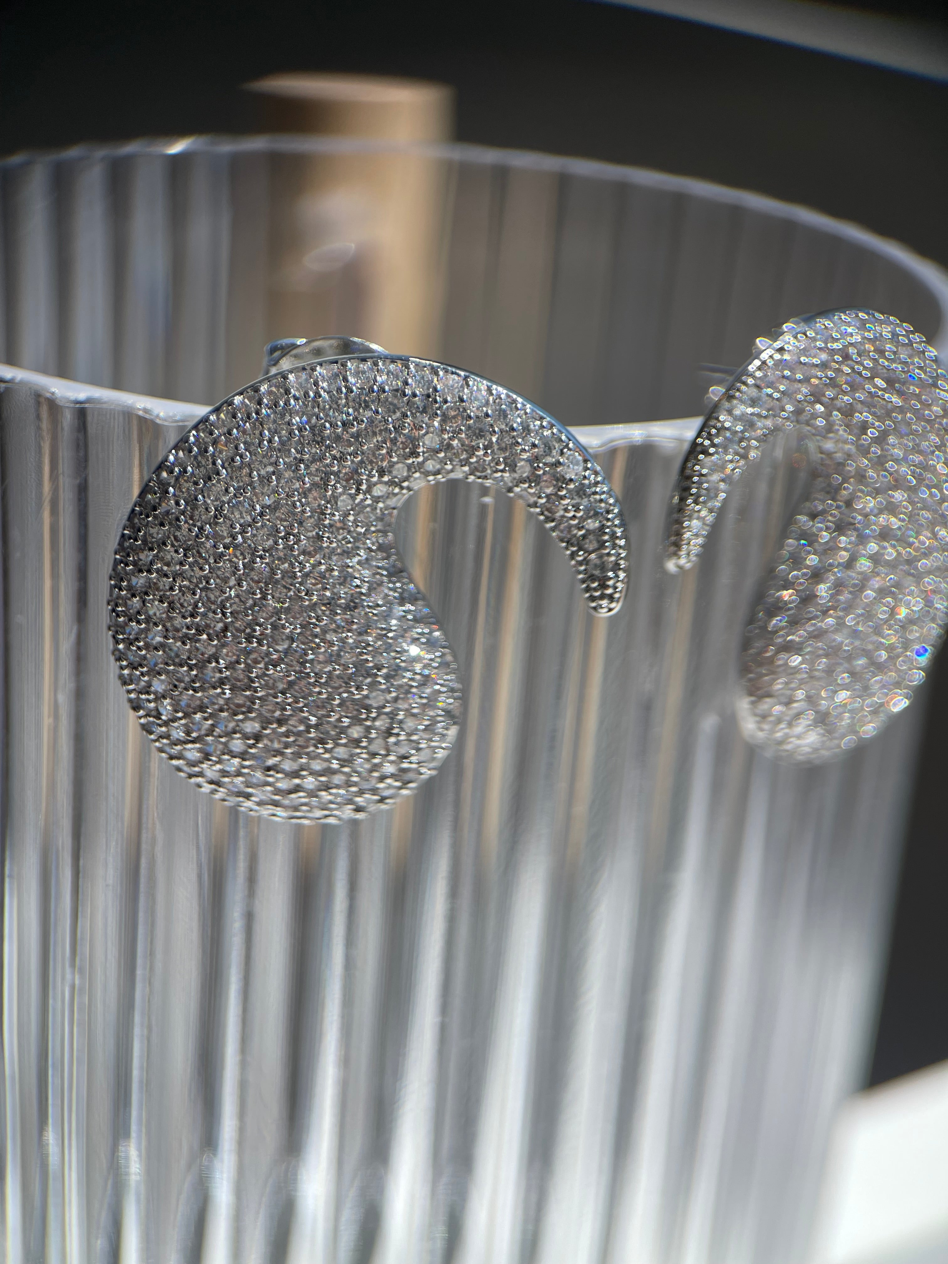 Brinco celebrar cravejado níquel