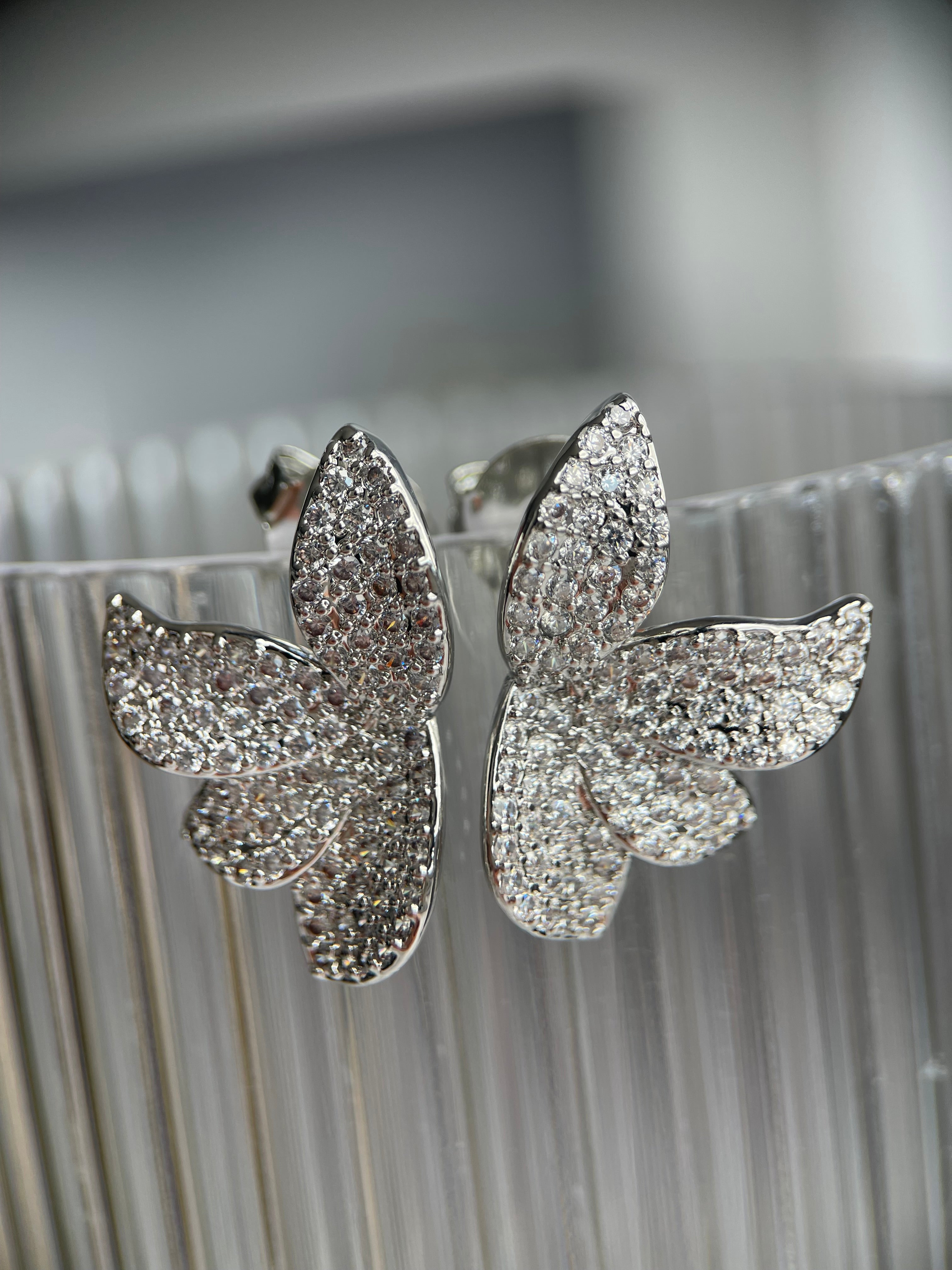 Brinco lótus ródio