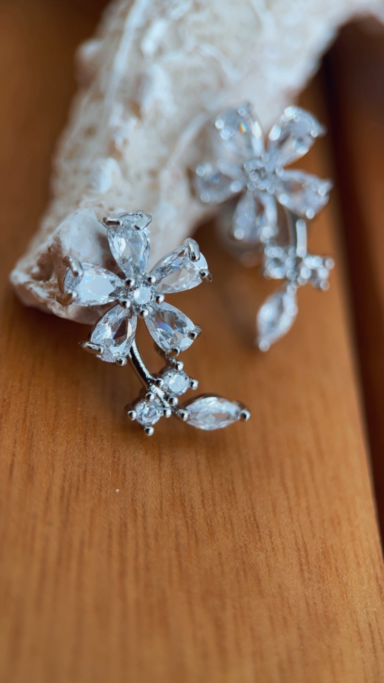 Brinco flor raminho níquel