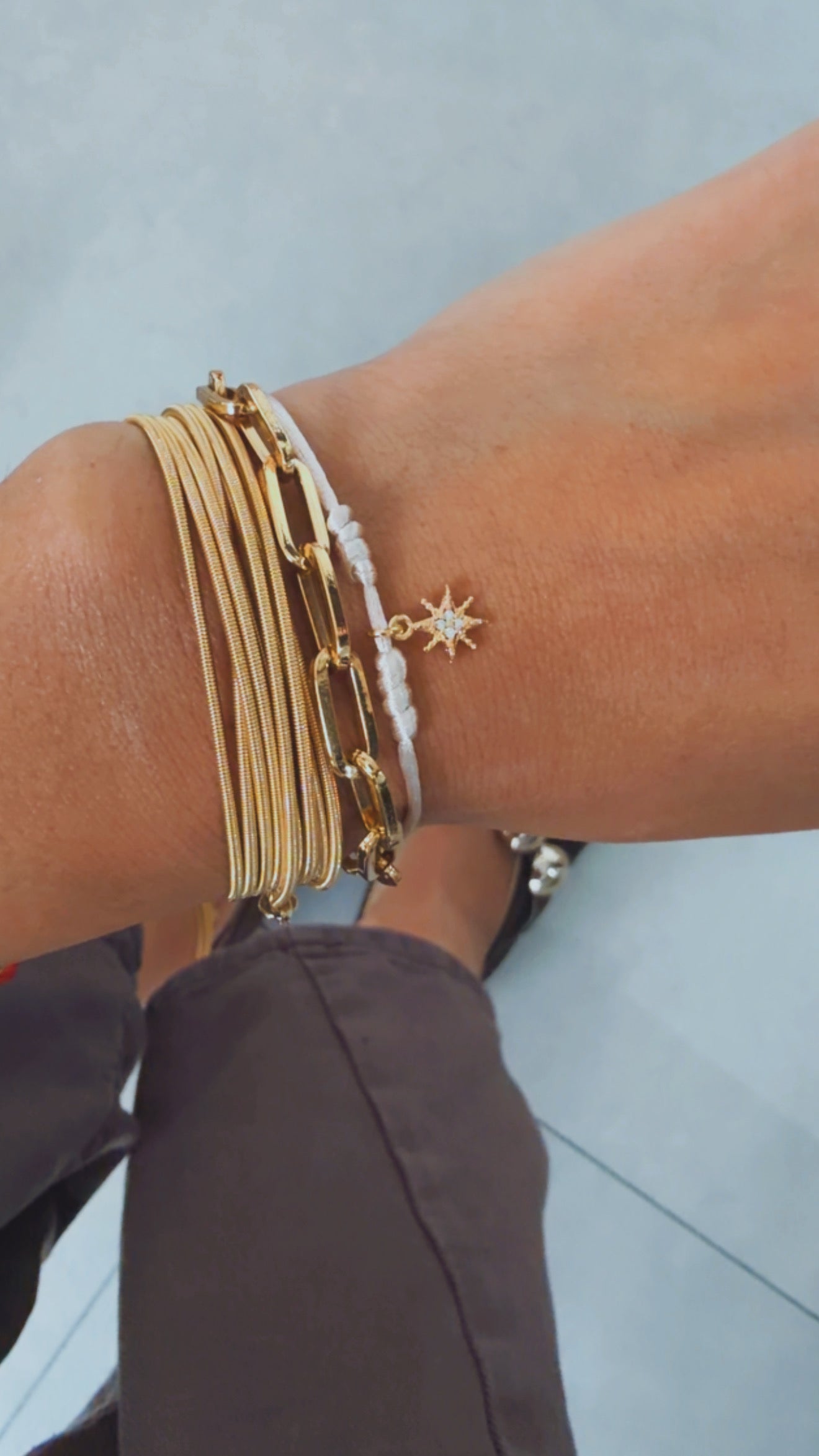 Pulseira off fio seda pingente stella