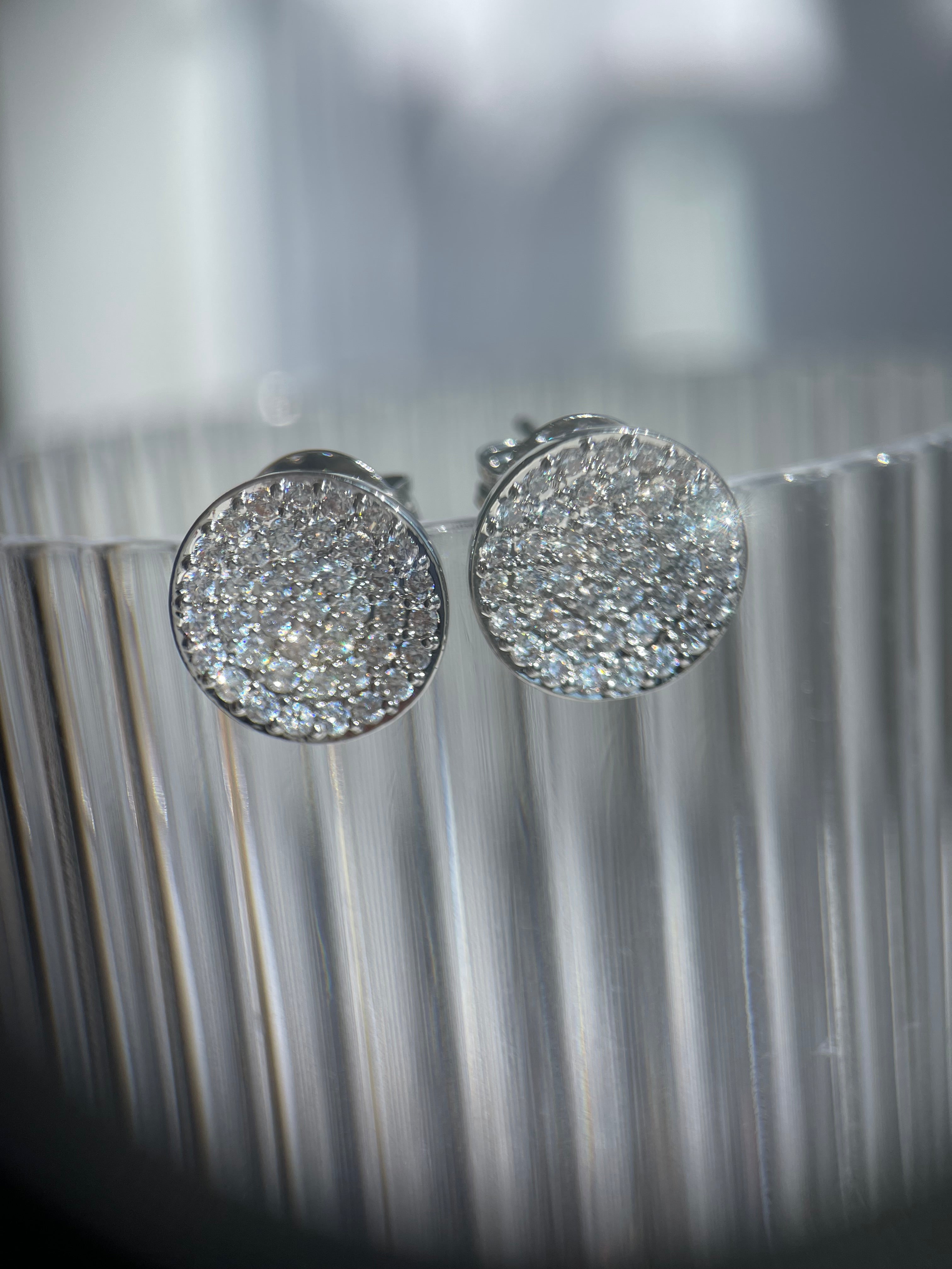 Brinco plate cravejado pequeno níquel