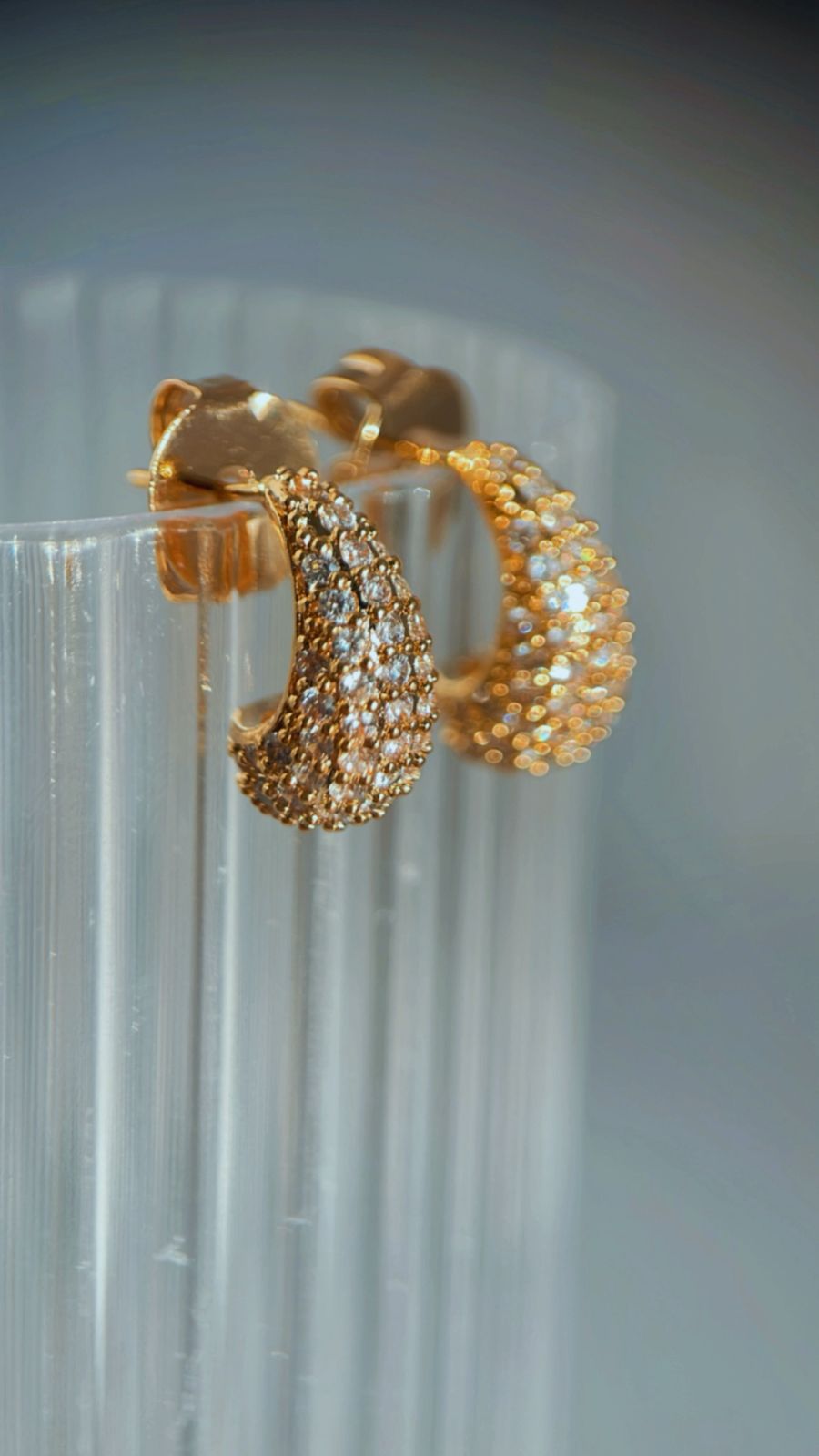 Brinco gota pequena cravejado