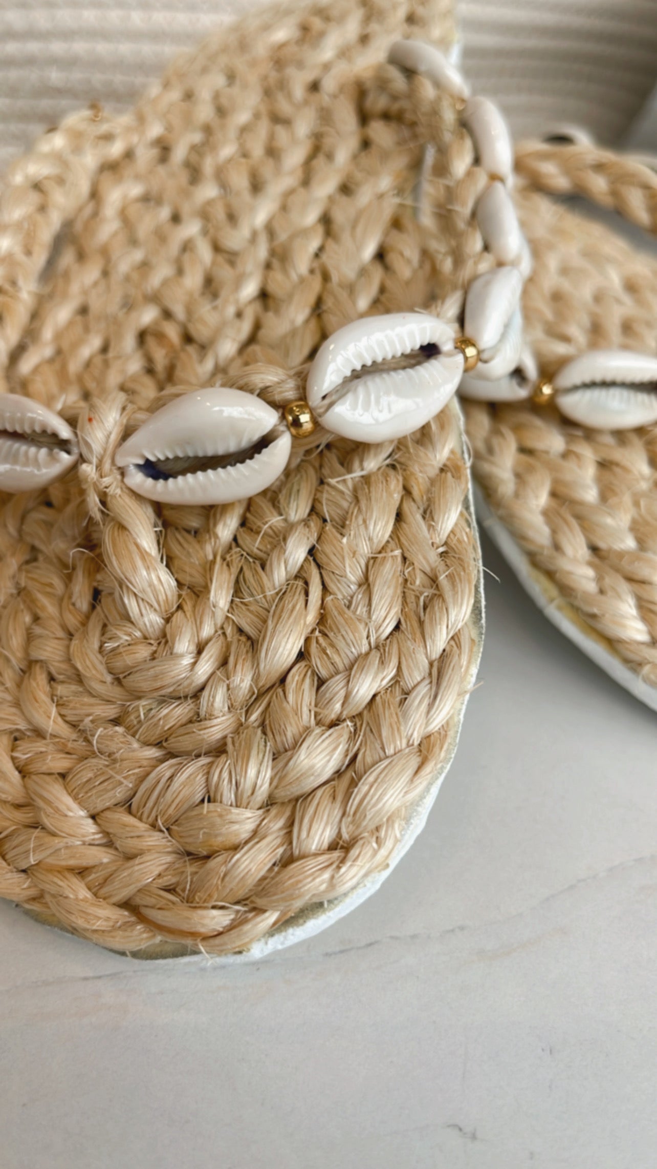 Chinelo de palha com búzios naturais