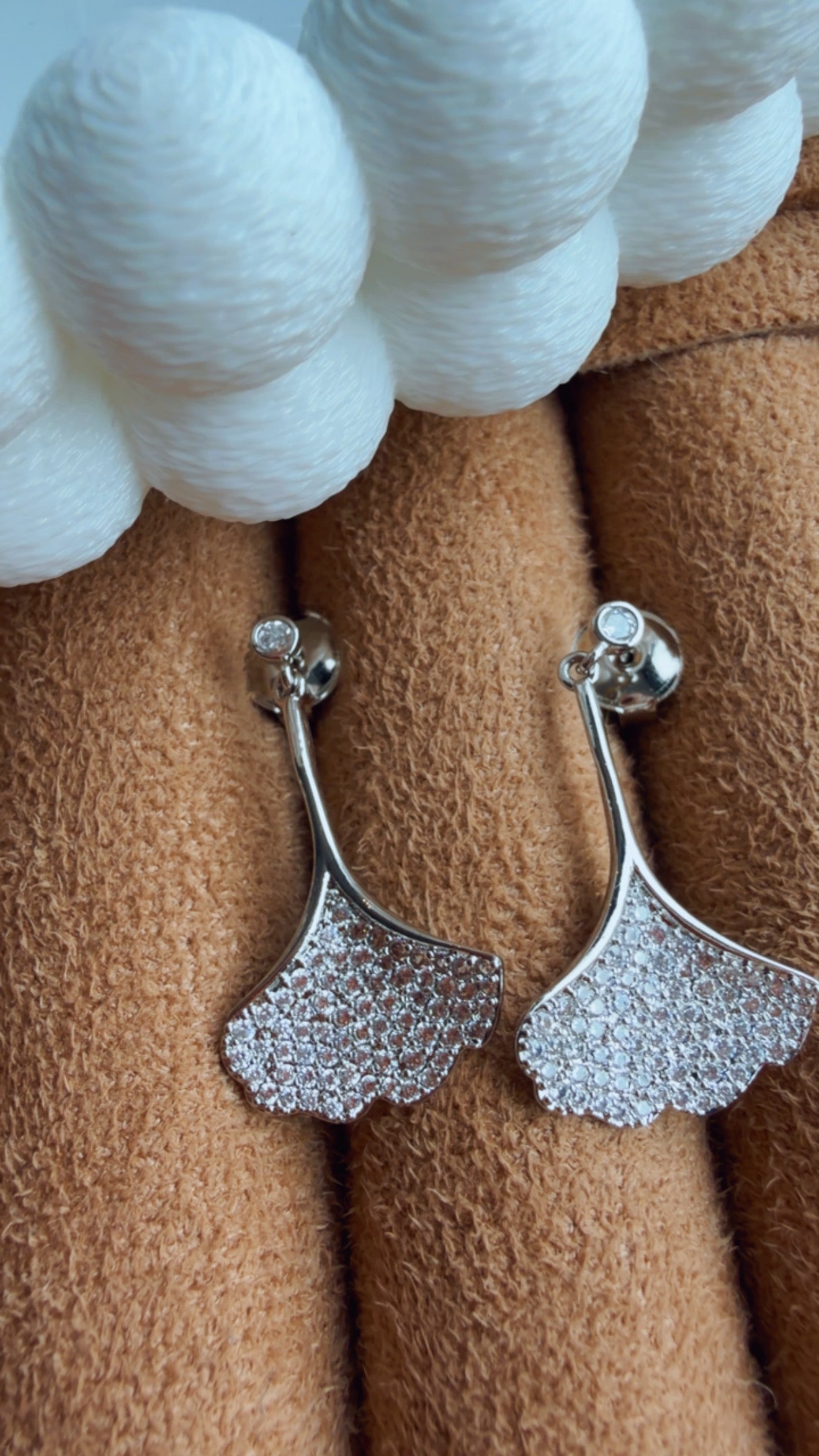 Brinco pendulo ginkgo cravejado niquel