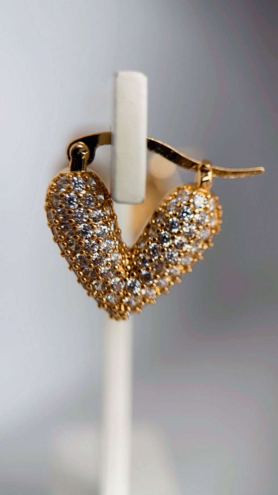 Brinco argola coração cravejado