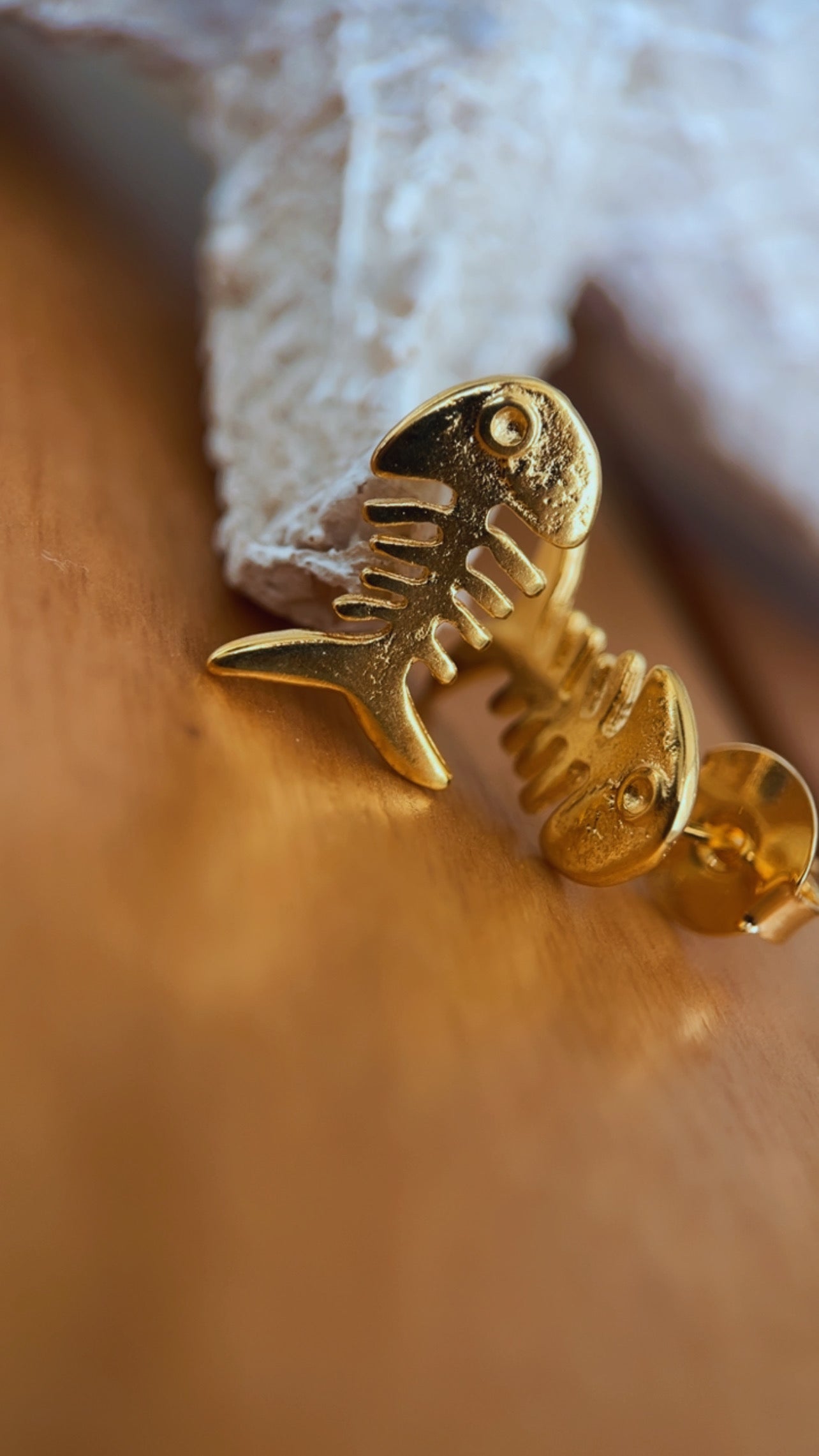 Brinco mini peixe espinha