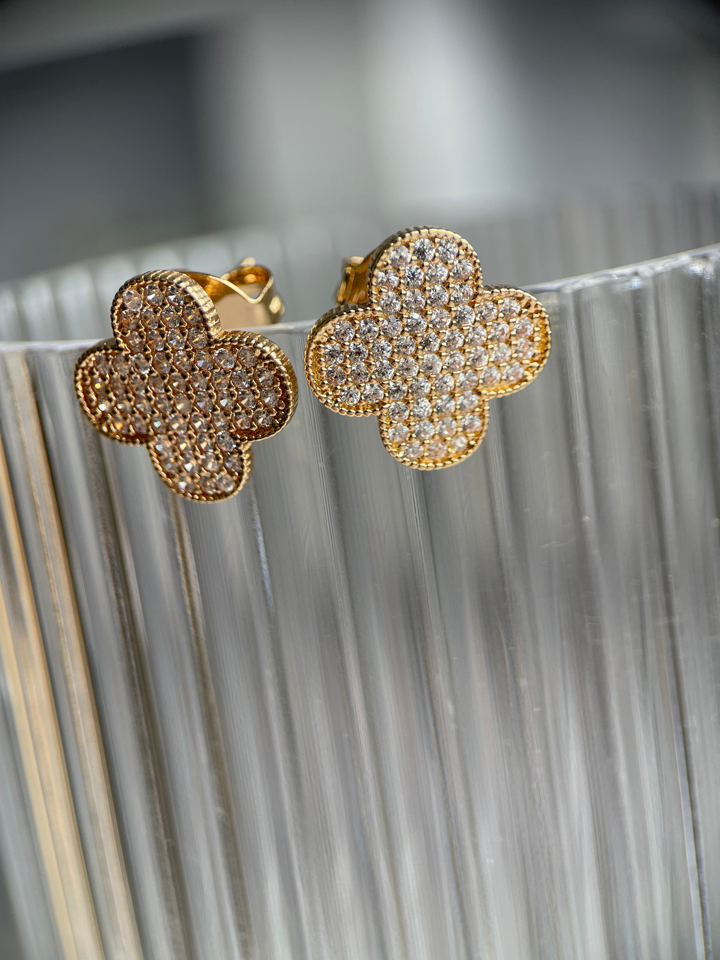 Brinco unique cravejado grande