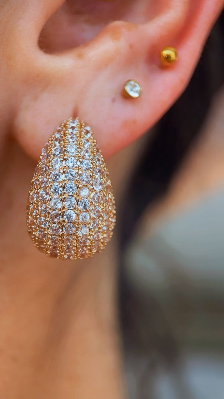 Brinco gota grande cravejada