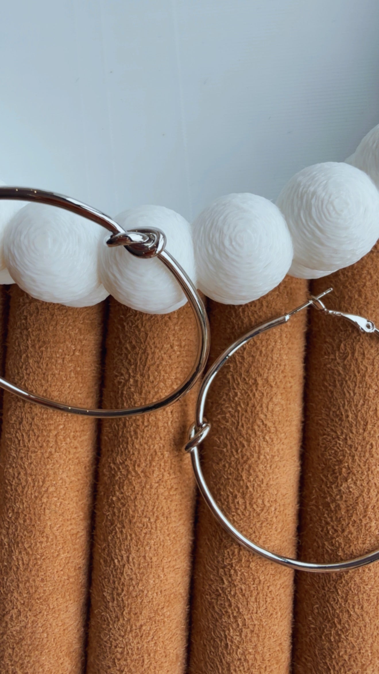 Brinco argola lisa nó grande niquel