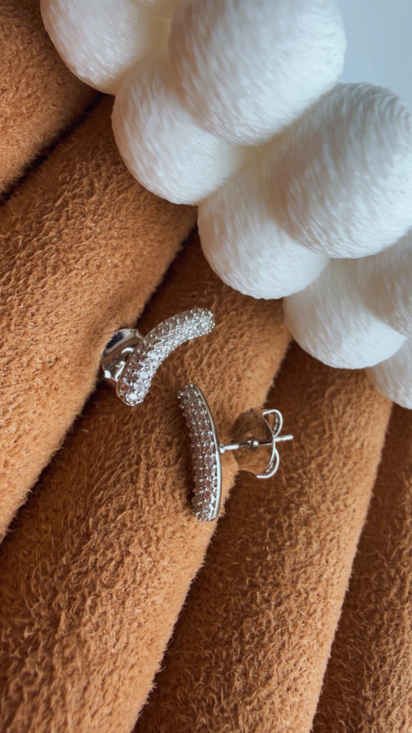 Brinco mini barrete cravejado ródio