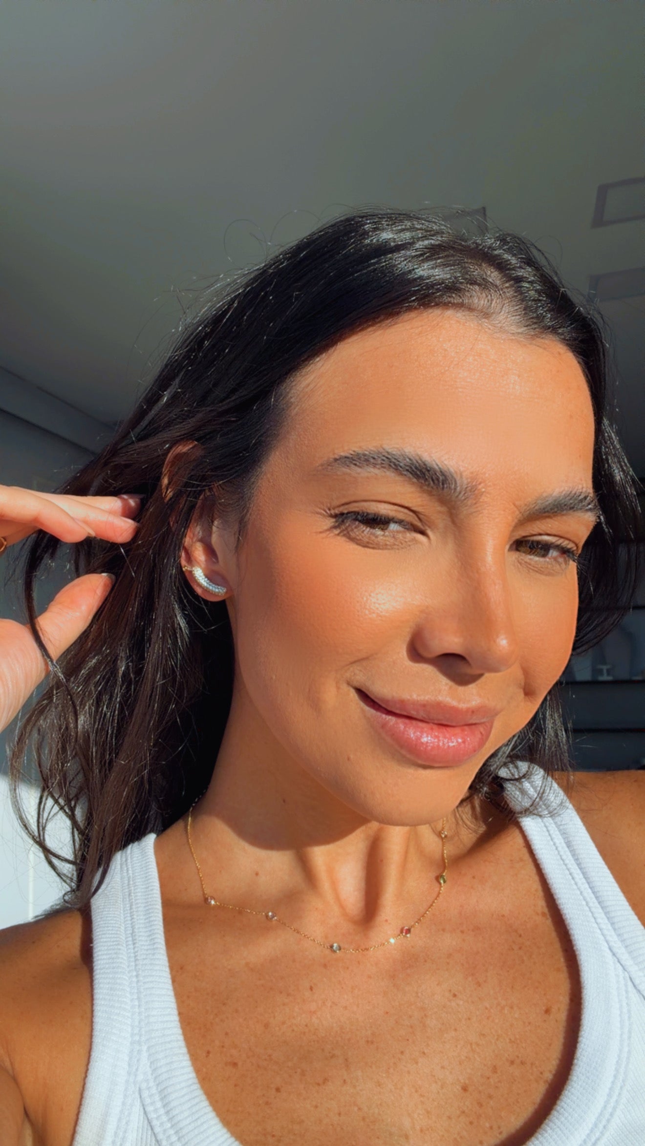 Brinco mini barrete cravejado