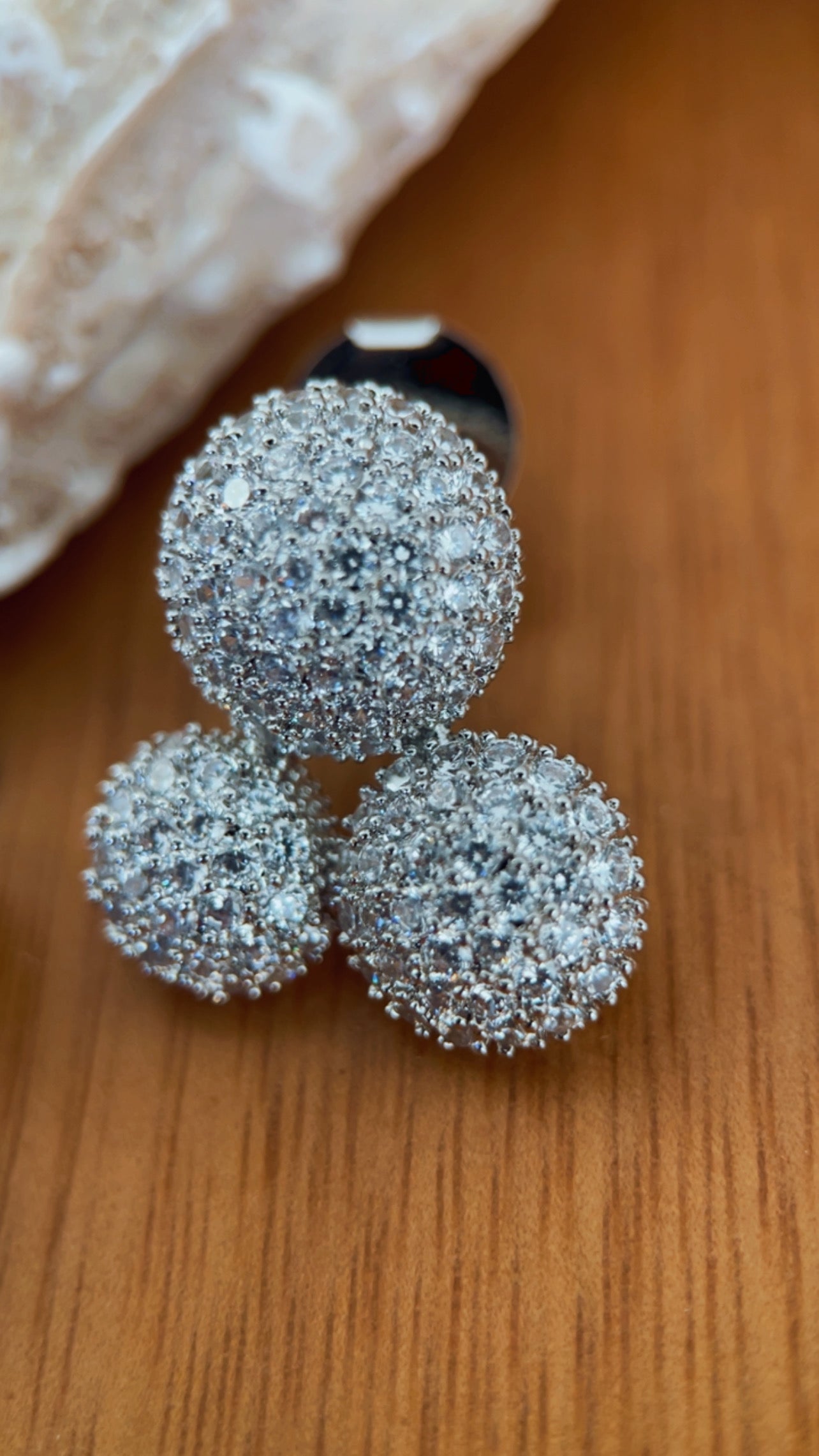 Brinco encanto cravejado níquel