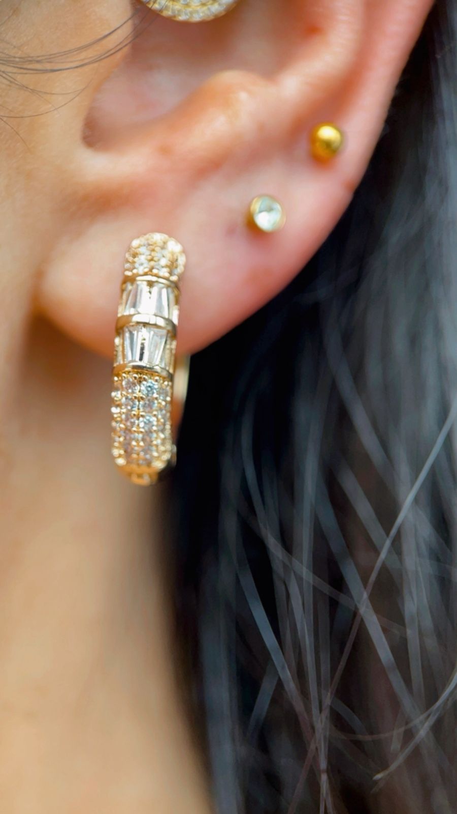 Brinco argola baguete