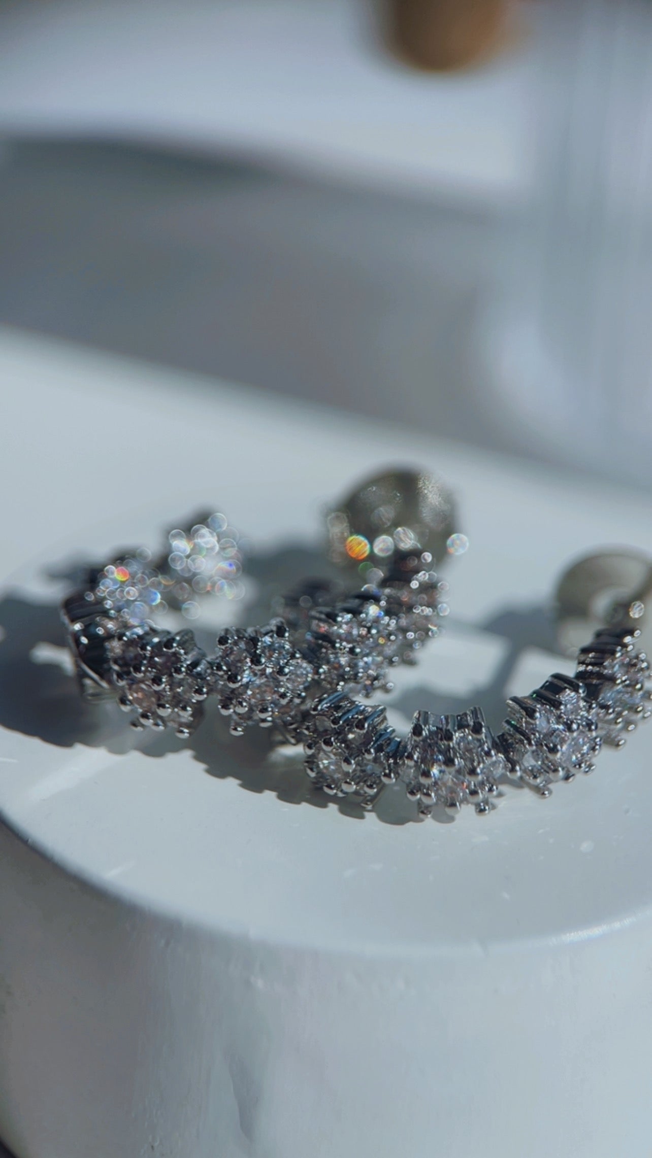 Brinco new flower cravejado ródio