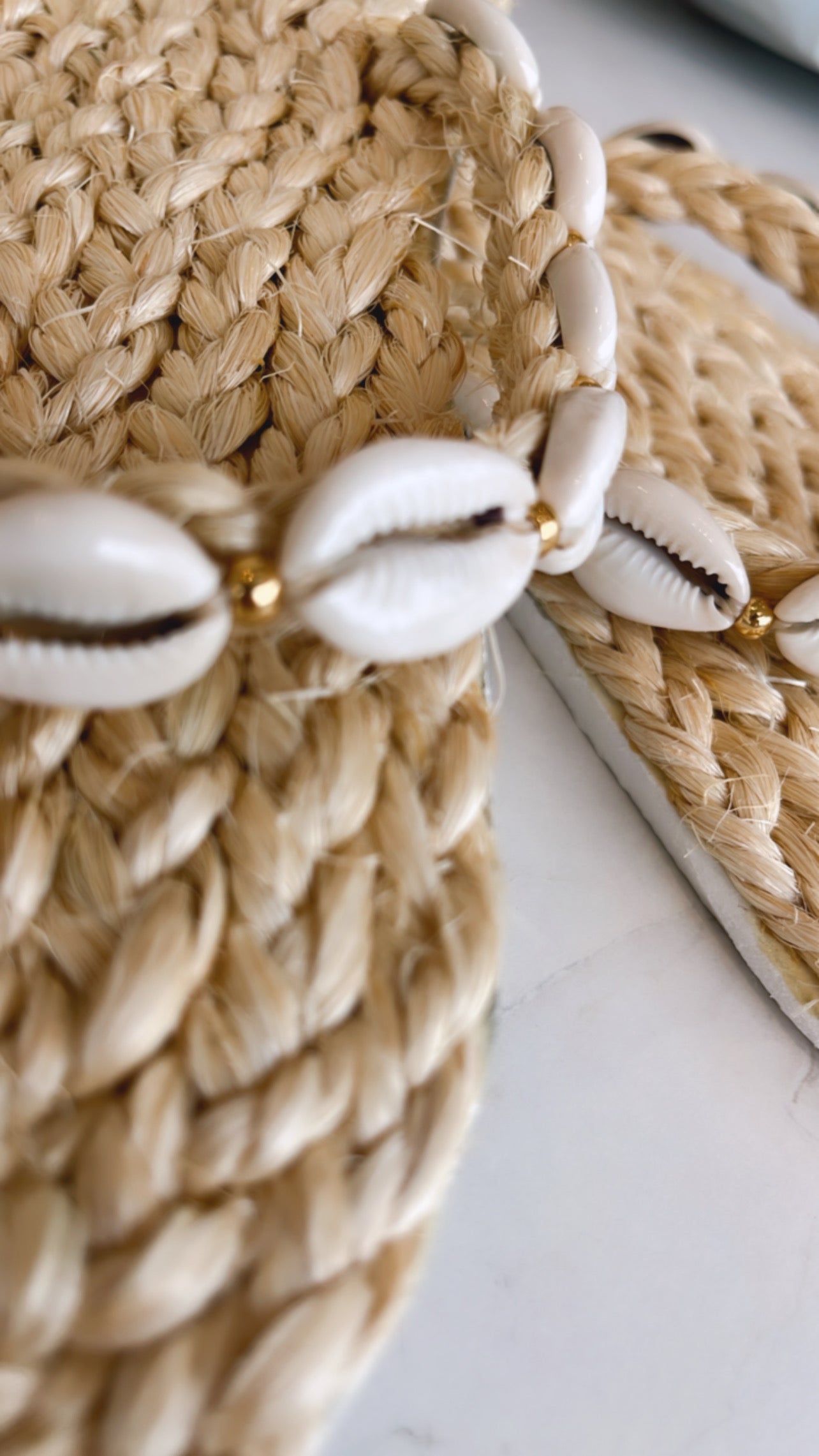 Chinelo de palha com búzios naturais