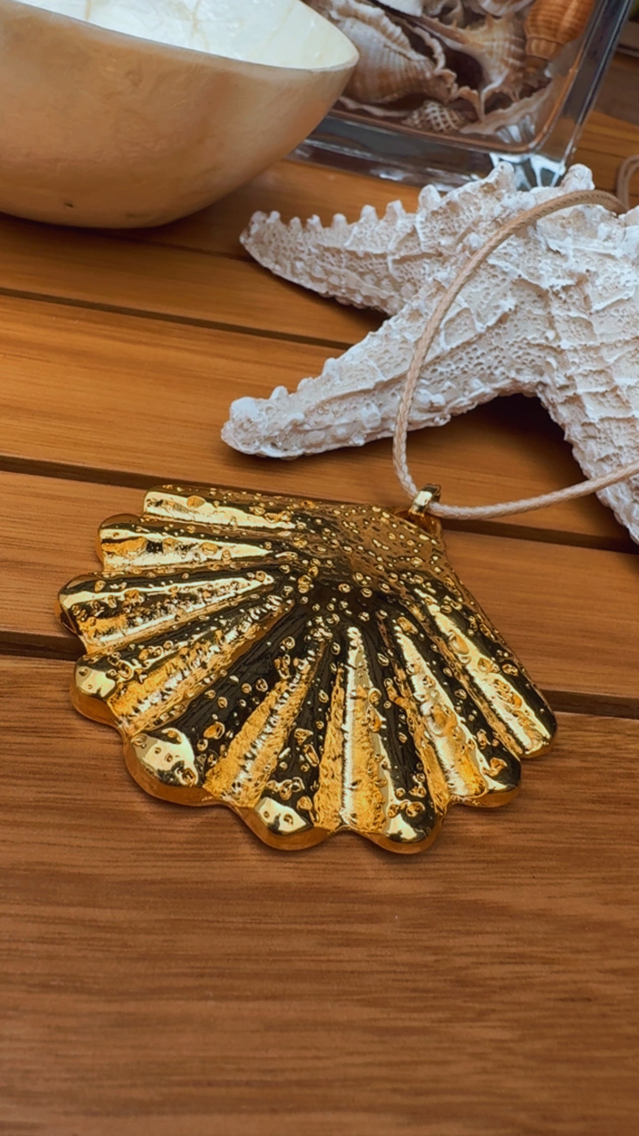 Colar concha dourada longo