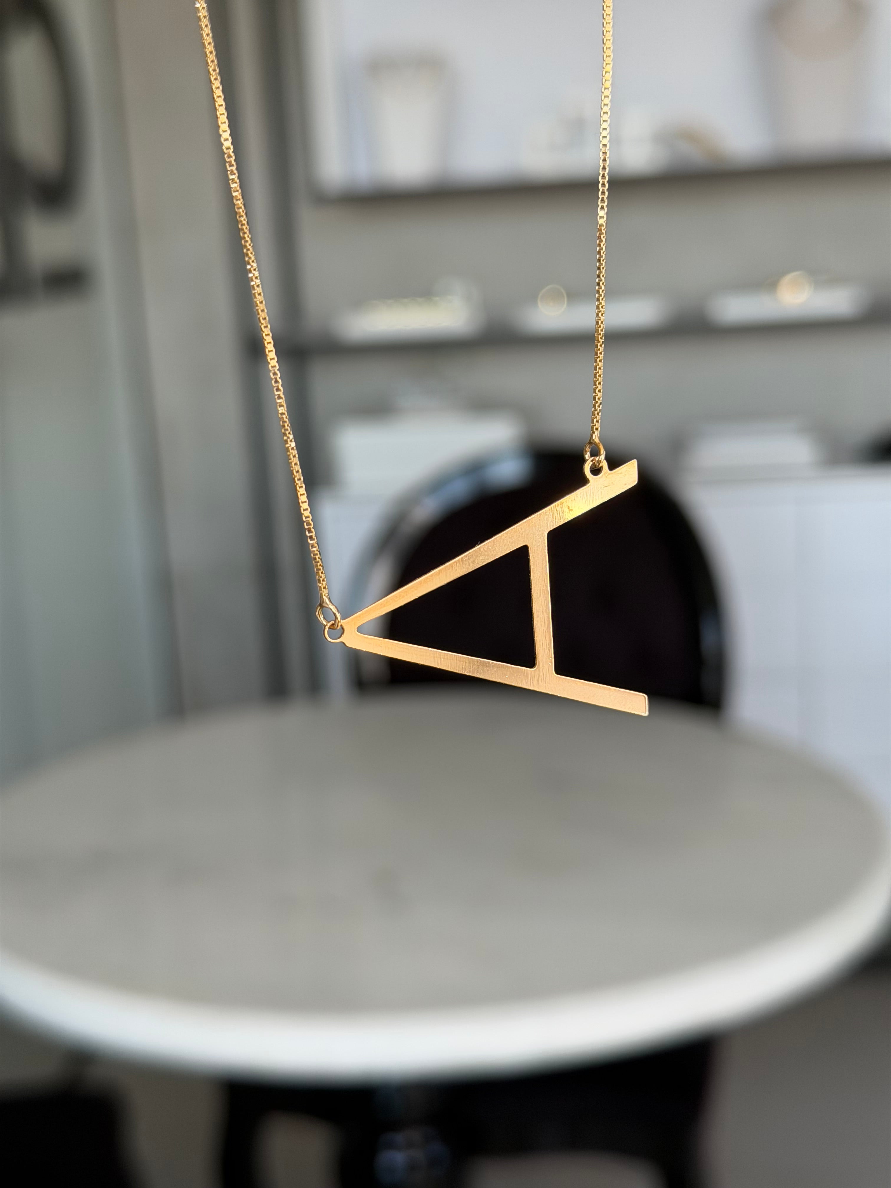 Colar letra slim grande