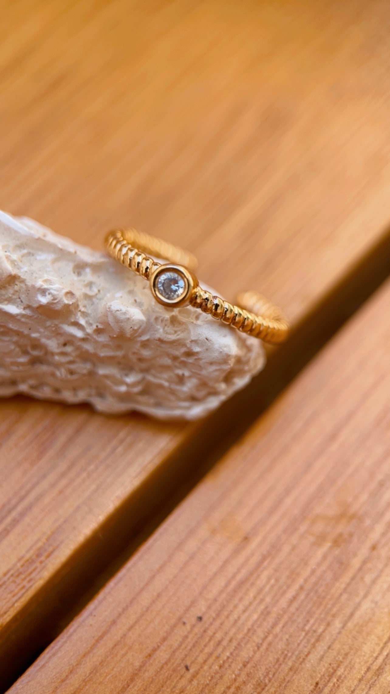 Anel pé 1 pedra cravejado