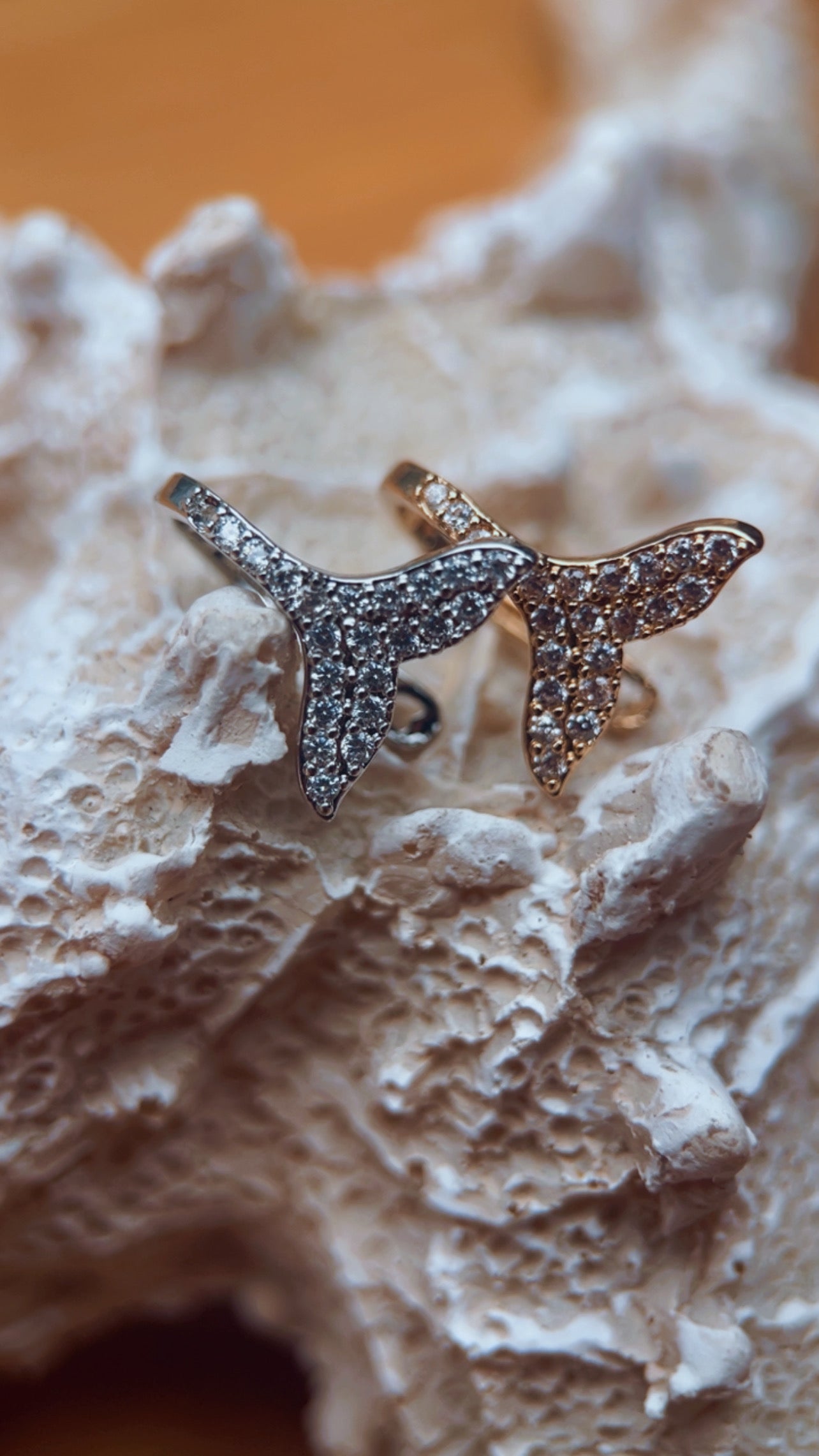 Piercing sereia cravejado