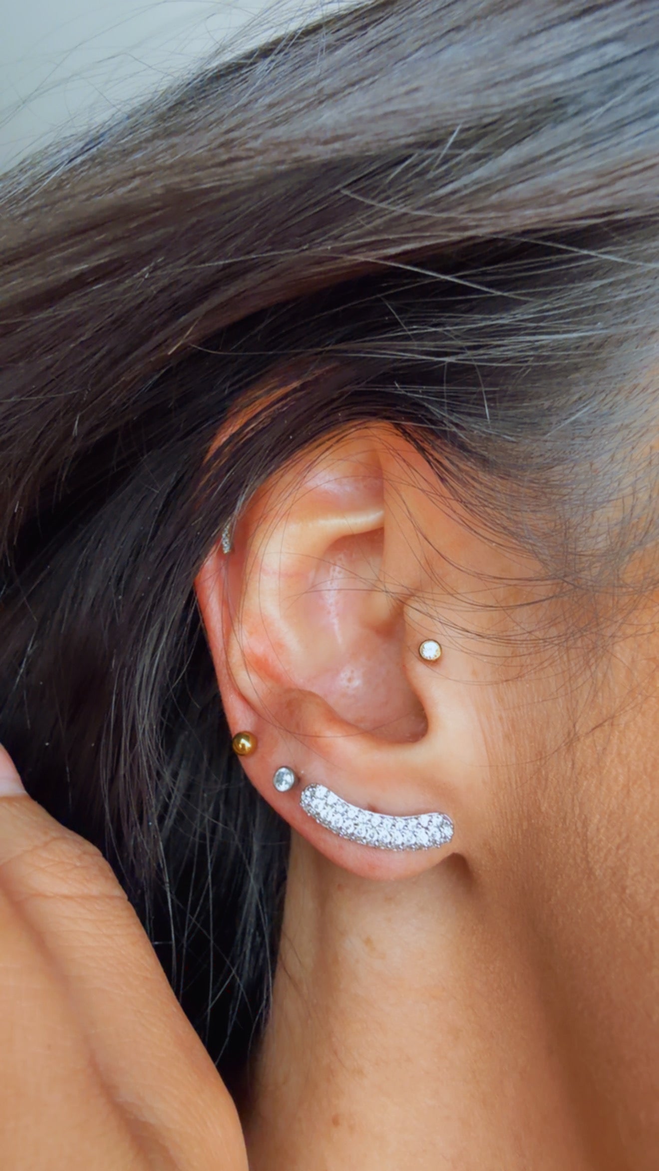 Brinco mini barrete cravejado ródio