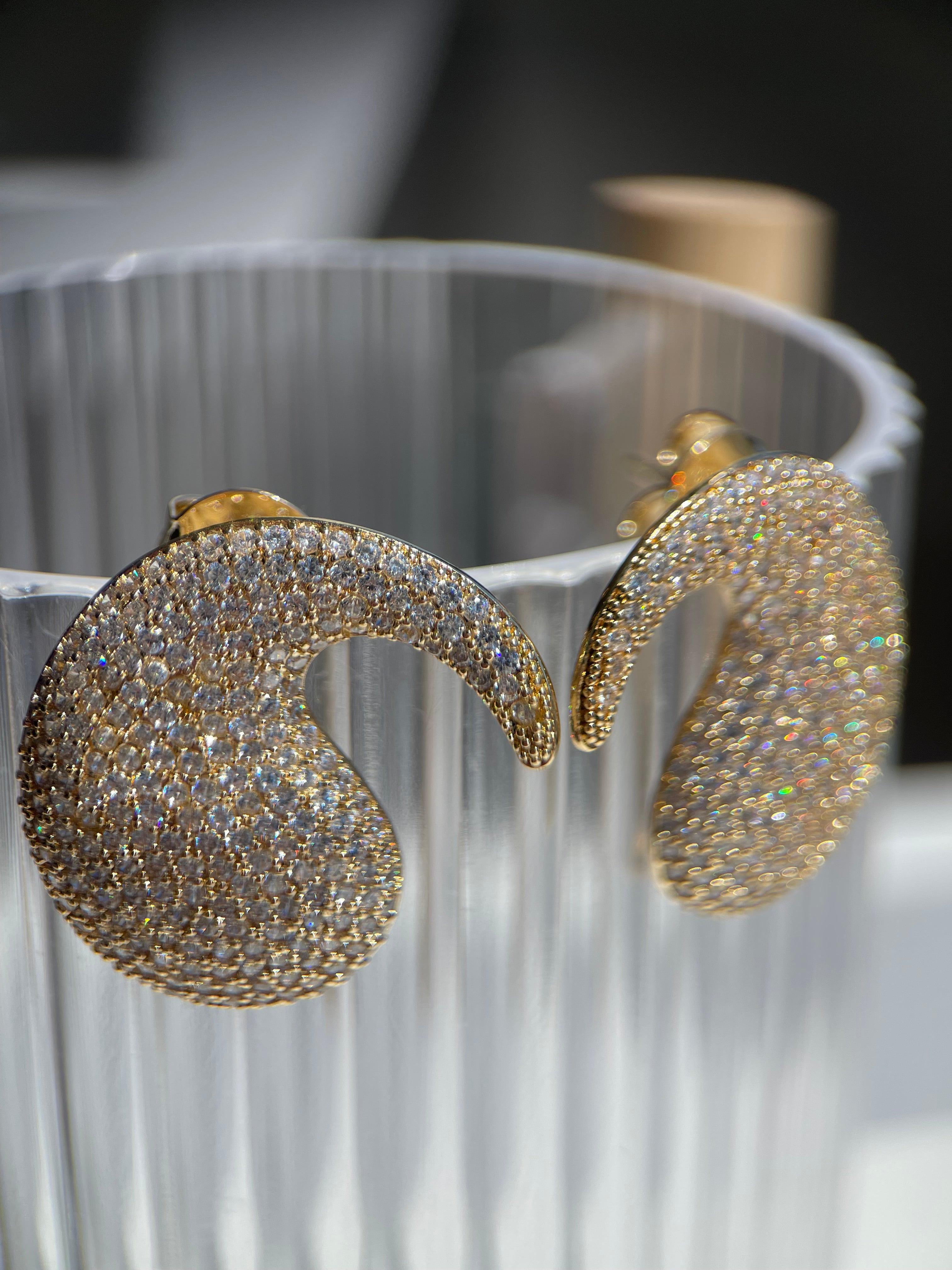 Brinco celebrar cravejado